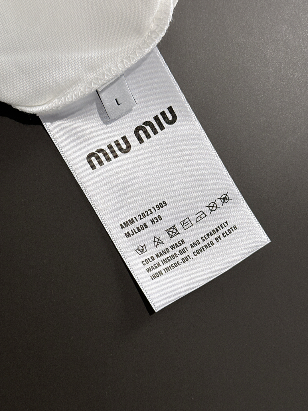   MIU 2025SS春夏最新款圆领时尚短袖T恤，官网同步，专柜纯棉面料！贴肤舒适，耐看又好穿，经典简