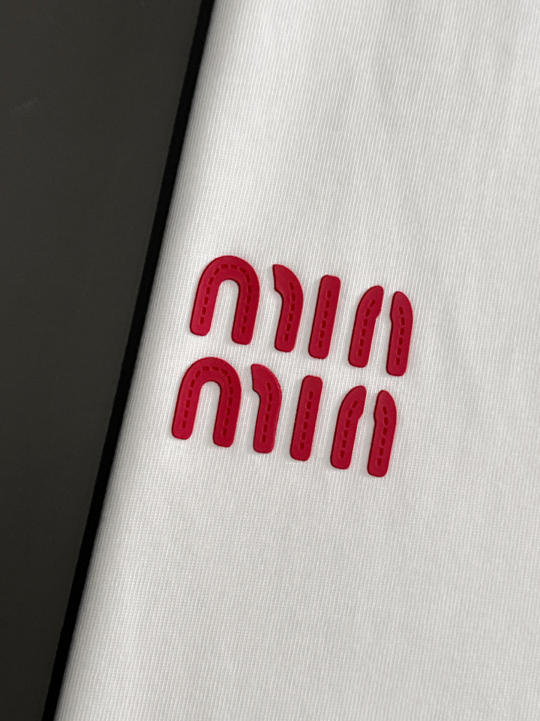   MIU 2025SS春夏最新款圆领时尚短袖T恤，官网同步，专柜纯棉面料！贴肤舒适，耐看又好穿，经典简