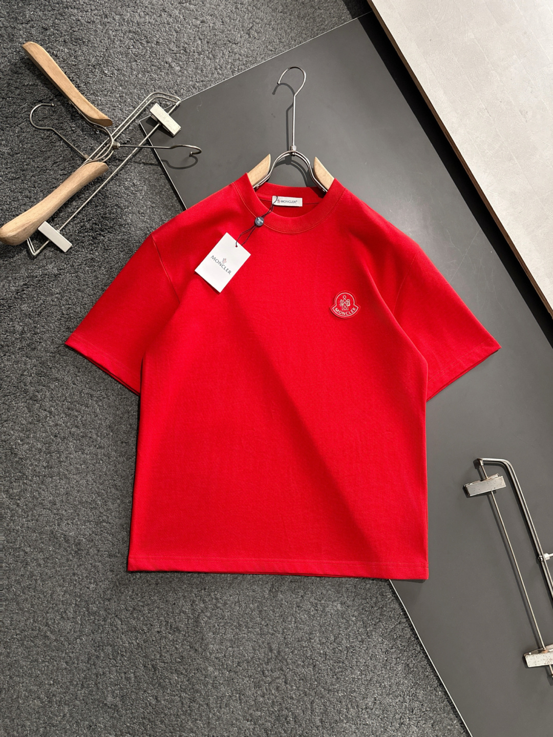 NO:124303,MON 2025SS spring and summer latest round neck fashionable short-sleeved T-shirt, synchronized on the official website, and private cotton fabric for the counter!  Comfortable skin, durable and easy to wear, classic simple logo design, original factory craftsmanship, must-have items for handsome men. Number of codes M-XXL, T-shirt,tees, t-shirt,alexander wang19860909MON 2025SS春夏最新款圆领时尚短袖T恤,官网同步,专柜纯棉面料！贴肤舒适,耐看又好穿,经典简约logo设计,原厂工艺一丝不苟,型男必备单品 码数M-XXL,,T-shirt,tees，t-shirt,alexander wang,Men's clothing