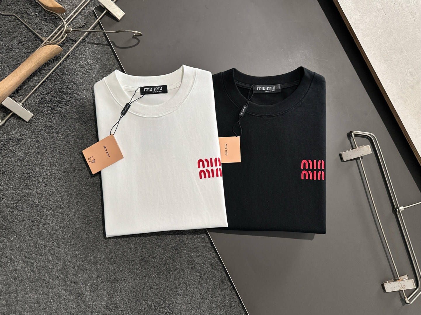   MIU 2025SS春夏最新款圆领时尚短袖T恤，官网同步，专柜纯棉面料！贴肤舒适，耐看又好穿，经典简