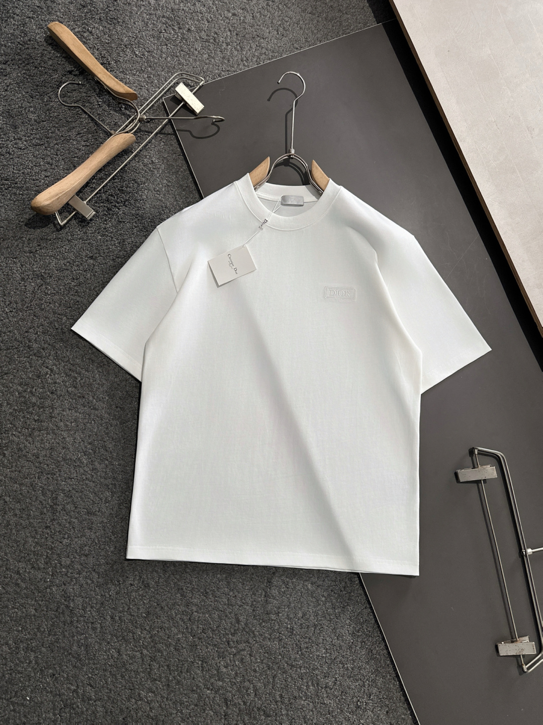 NO:124287,CD 2025SS Spring and Summer latest round neck fashionable short-sleeved T-shirt, synchronized on the official website, and private cotton fabric for the counter!  Comfortable skin, durable and easy to wear, classic simple logo design, original factory craftsmanship, must-have items for handsome men. Number of codes M-XXL, T-shirt,tees, t-shirt,alexander wang19860909CD 2025SS春夏最新款圆领时尚短袖T恤,官网同步,专柜纯棉面料！贴肤舒适,耐看又好穿,经典简约logo设计,原厂工艺一丝不苟,型男必备单品 码数M-XXL,,T-shirt,tees，t-shirt,alexander wang,Men's clothing