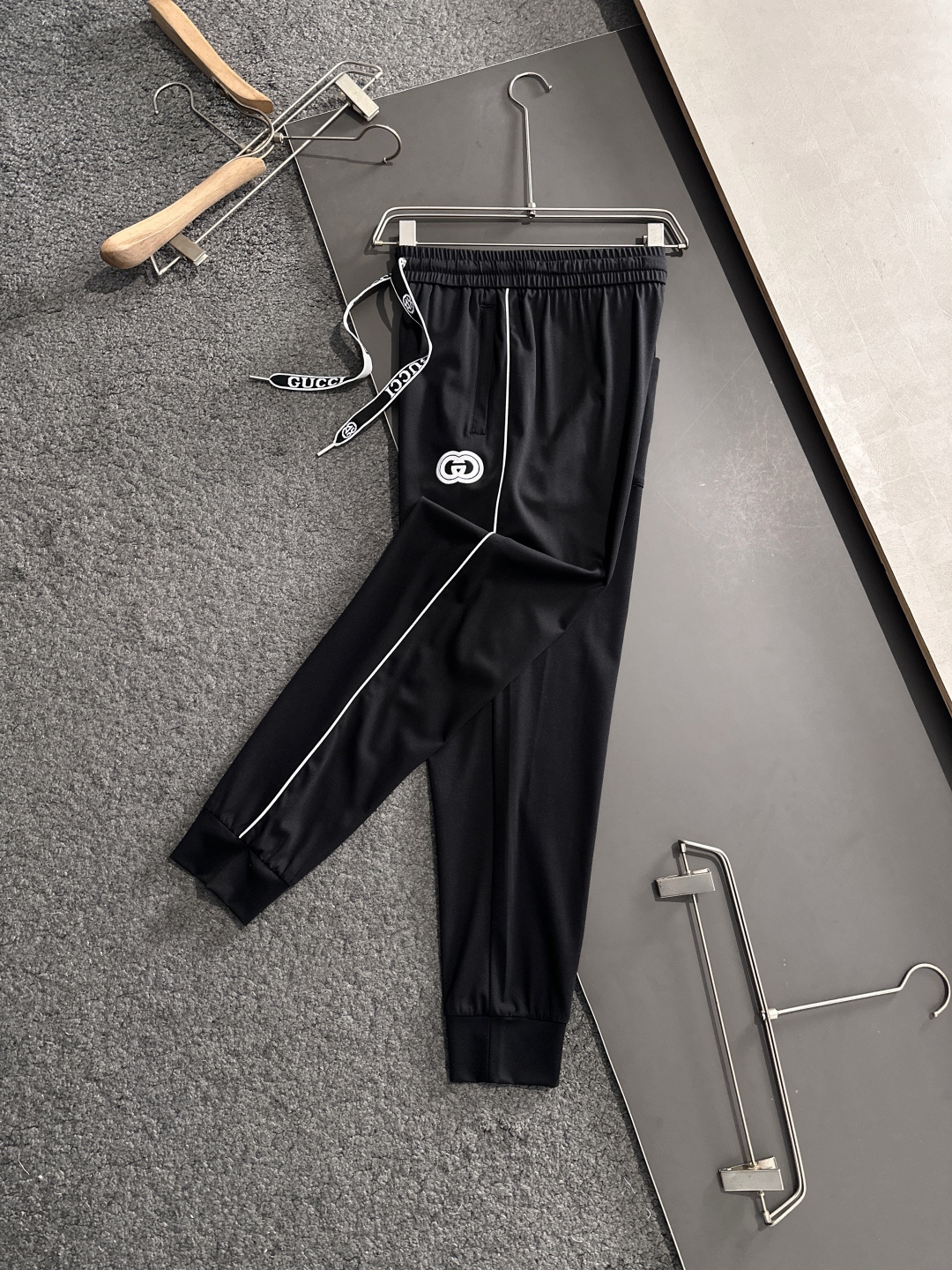 “New Recreational Pants: Classic Design, Double-G Embroidery, White-Weave Collage, Perfect Details” - 图片 2