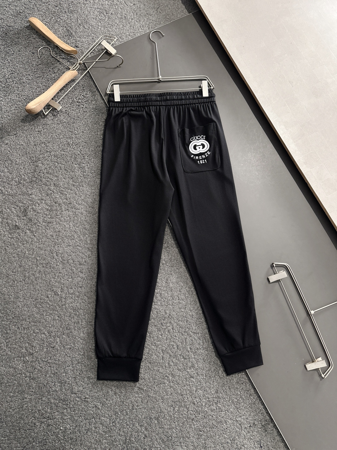 “New Recreational Pants: Classic Design, Double-G Embroidery, White-Weave Collage, Perfect Details” - 图片 9