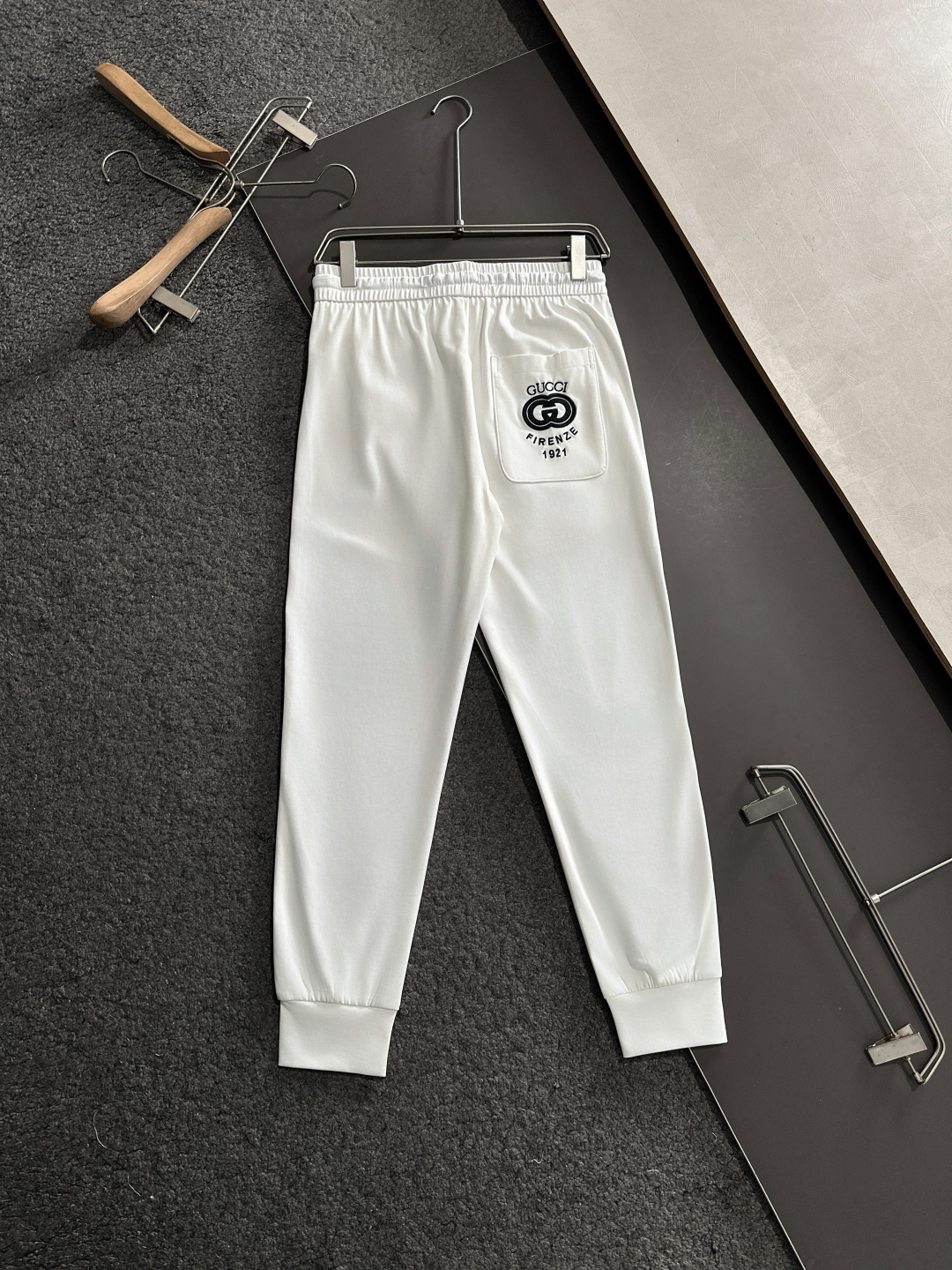 “New Recreational Pants: Classic Design with Unique Embroidery and White-Weave Collage” - 图片 9