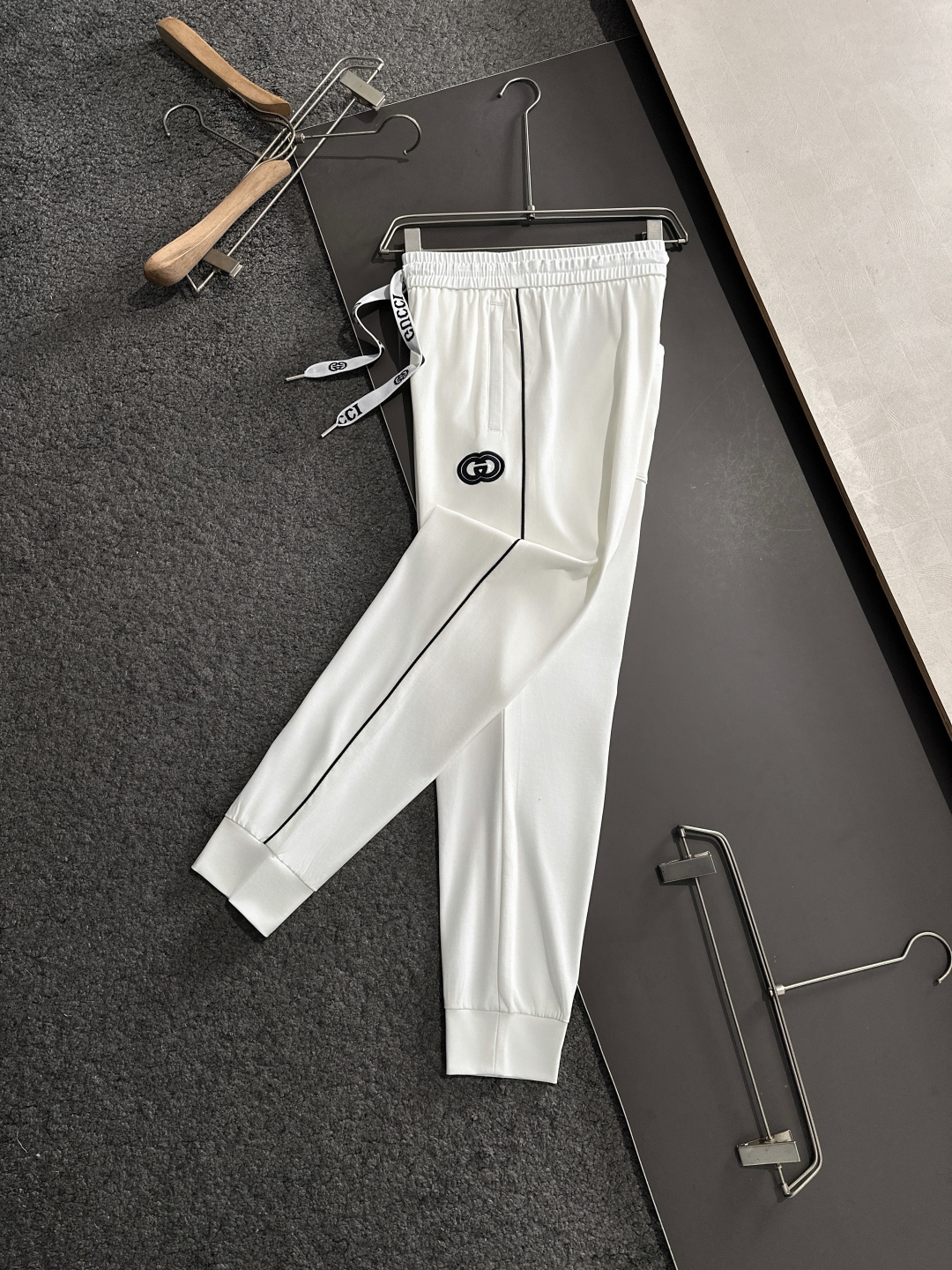 “New Recreational Pants: Classic Design with Unique Embroidery and White-Weave Collage” - 图片 2