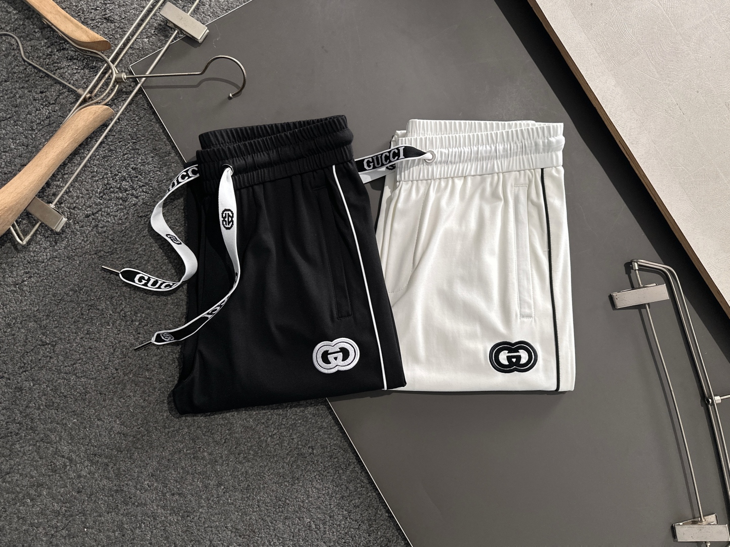 “New Recreational Pants: Classic Design with Unique Embroidery and White-Weave Collage” - 图片 3