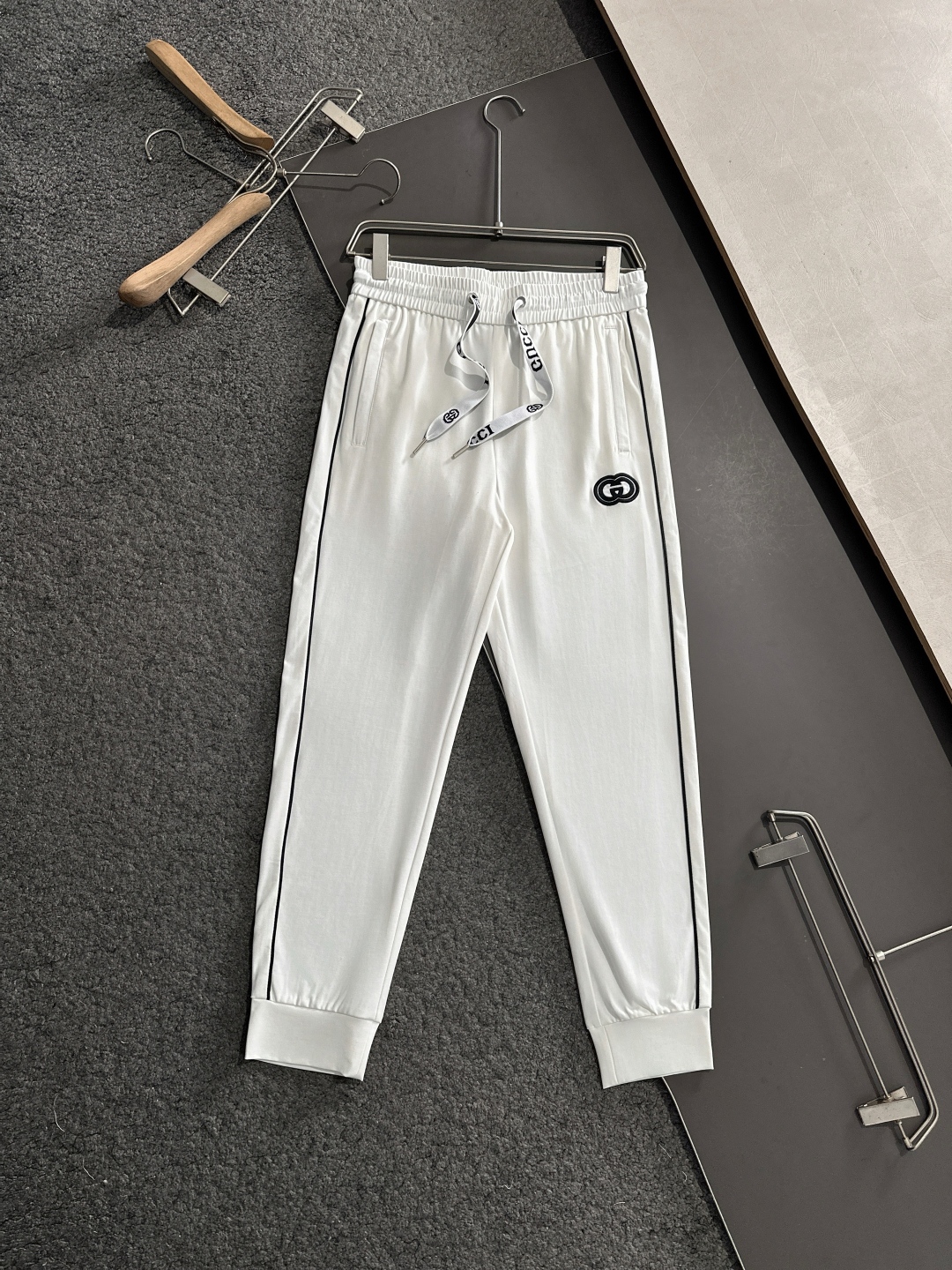 “New Recreational Pants: Classic Design with Unique Embroidery and White-Weave Collage” - 图片 1