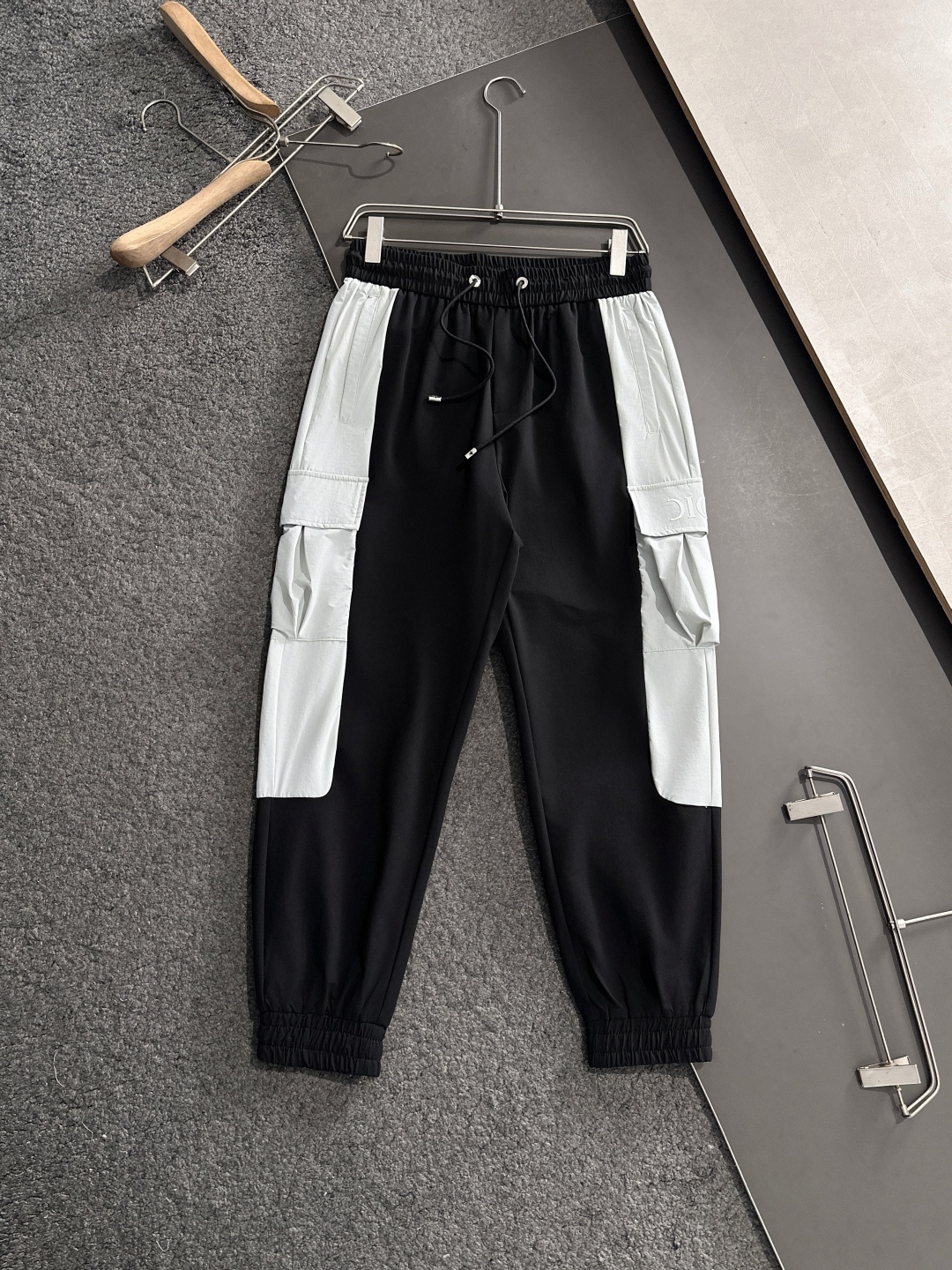 “2025 Summer Fashion: Stylish Pants with Collapse Design and Original Hardware Accessories” - 图片 1