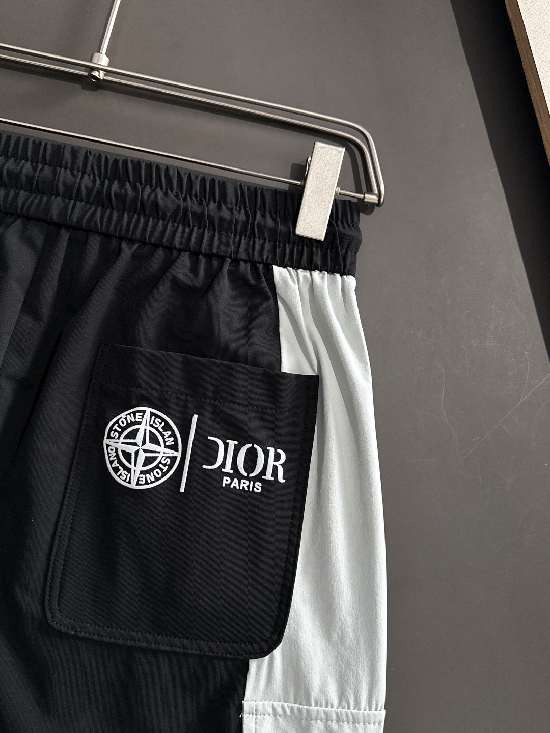“2025 Summer Fashion: Stylish Pants with Collapse Design and Original Hardware Accessories” - 图片 8