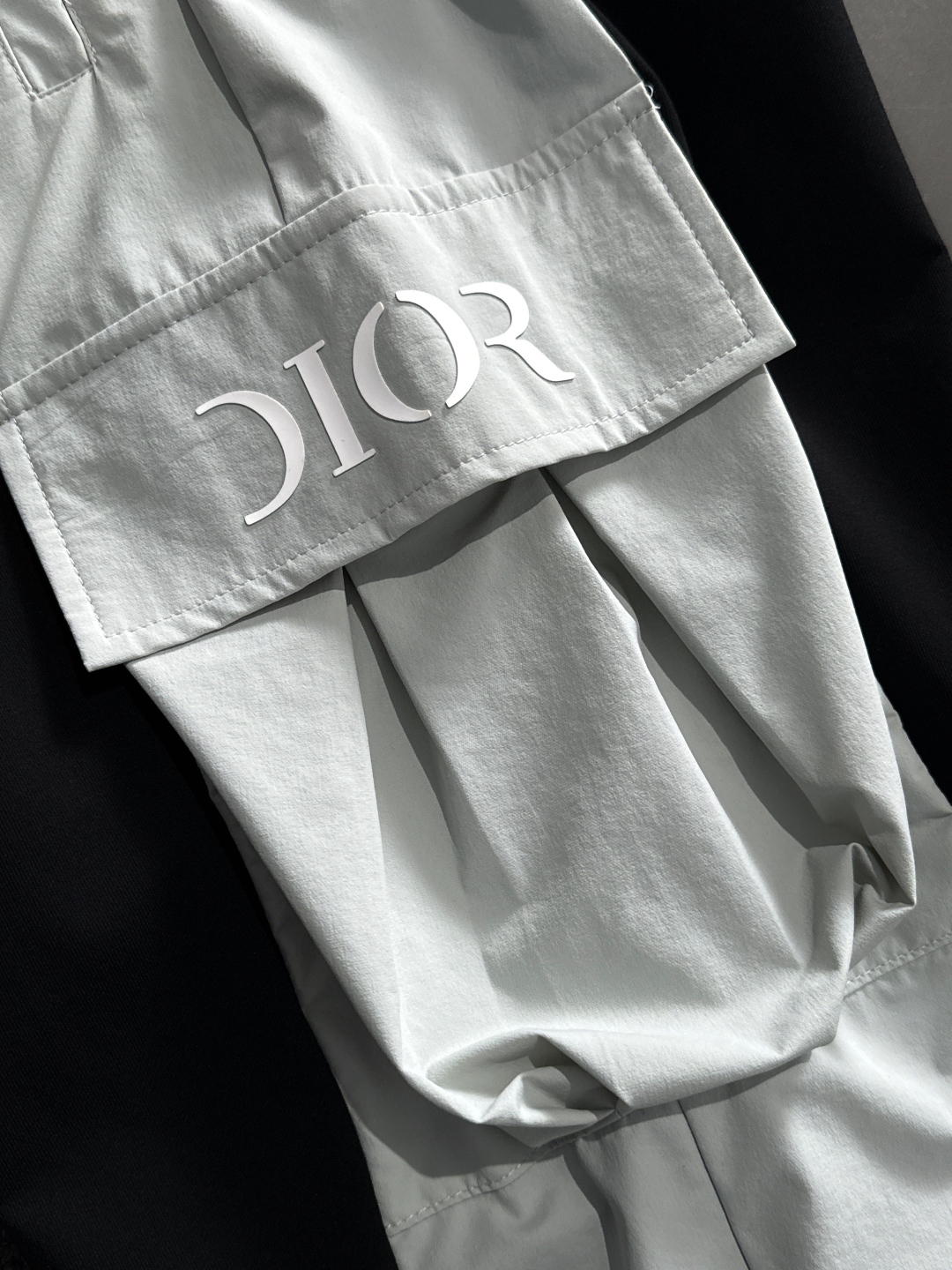 “2025 Summer Fashion: Stylish Pants with Collapse Design and Original Hardware Accessories” - 图片 6