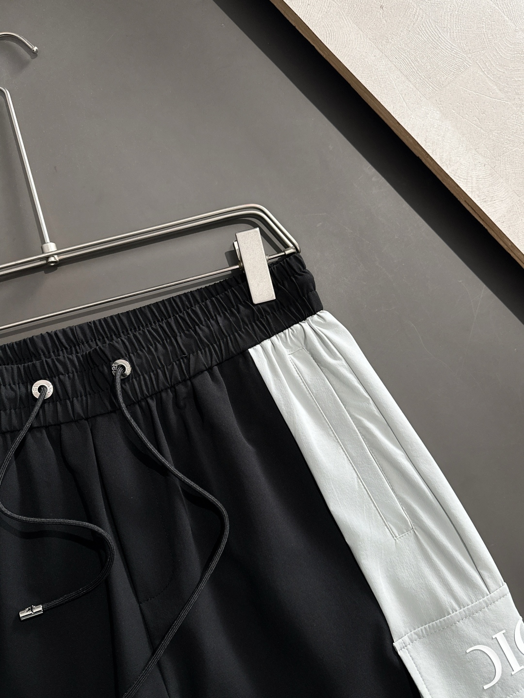 “2025 Summer Fashion: Stylish Pants with Collapse Design and Original Hardware Accessories” - 图片 4