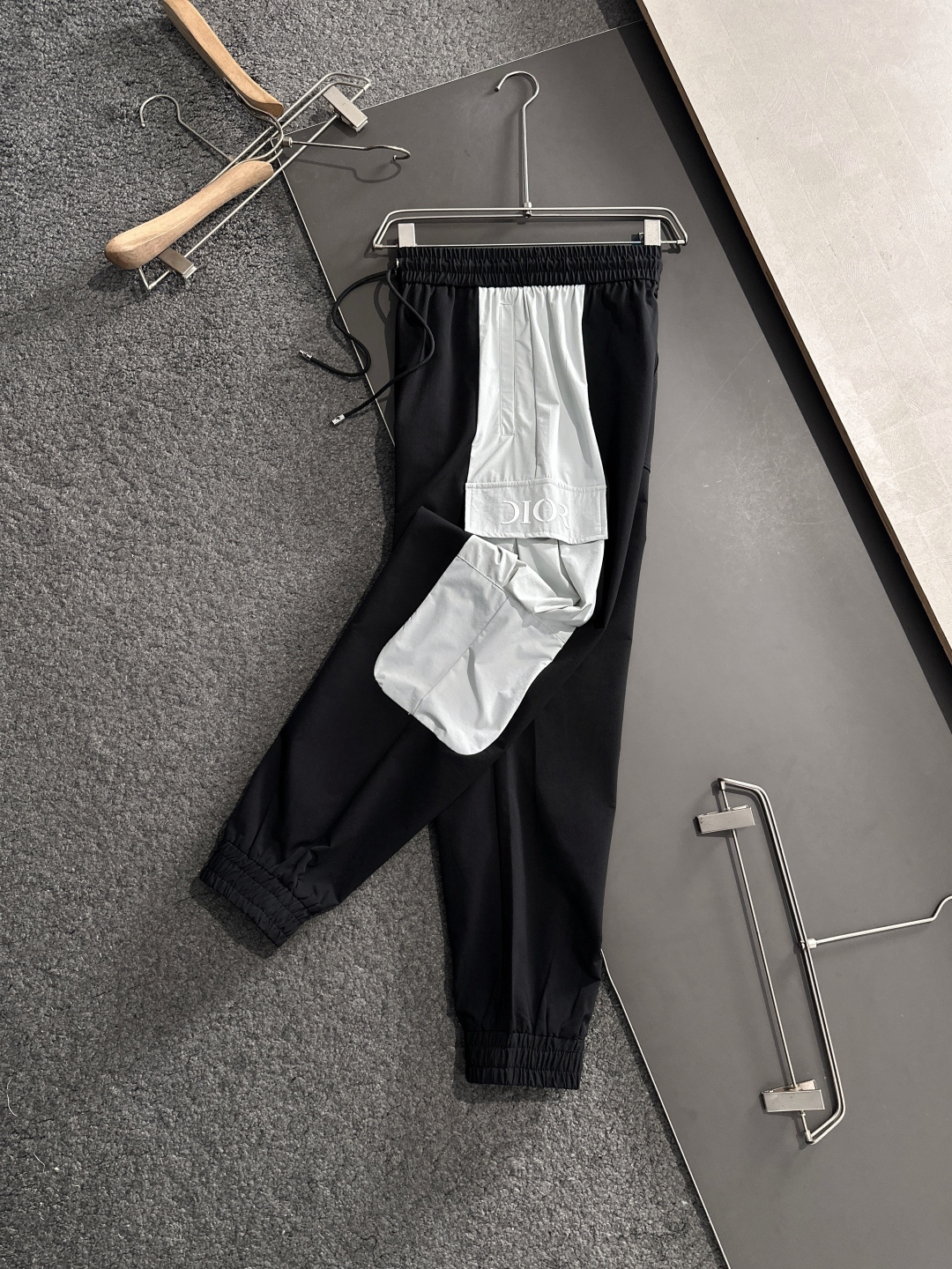“2025 Summer Fashion: Stylish Pants with Collapse Design and Original Hardware Accessories” - 图片 2