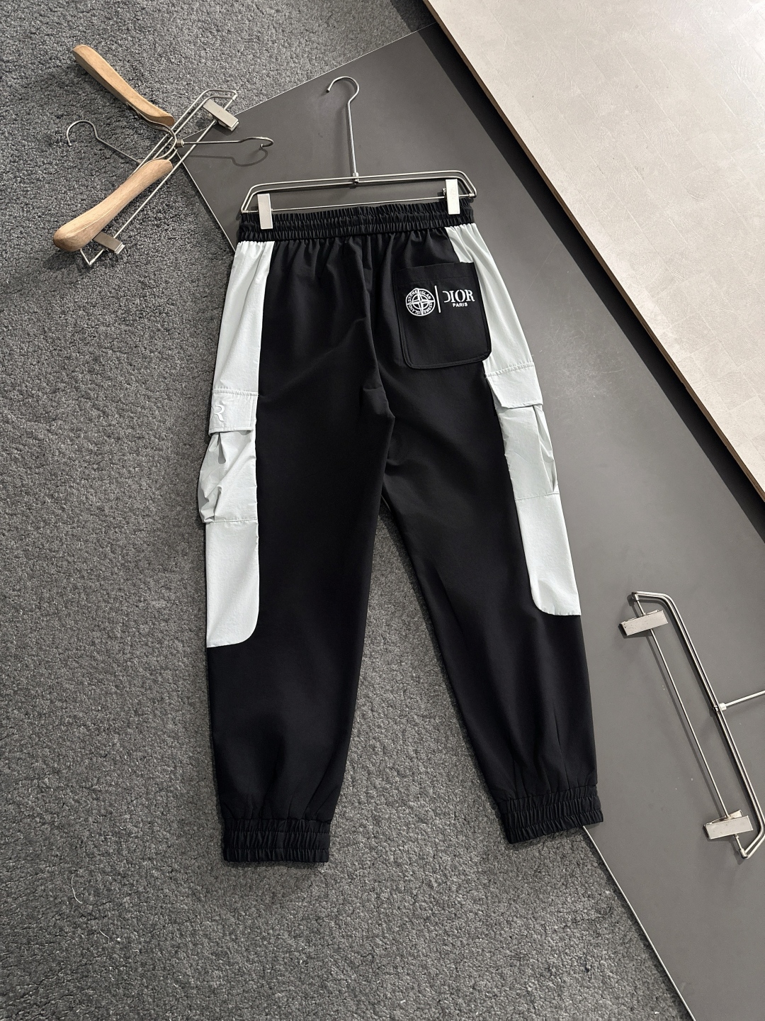 “2025 Summer Fashion: Stylish Pants with Collapse Design and Original Hardware Accessories” - 图片 9