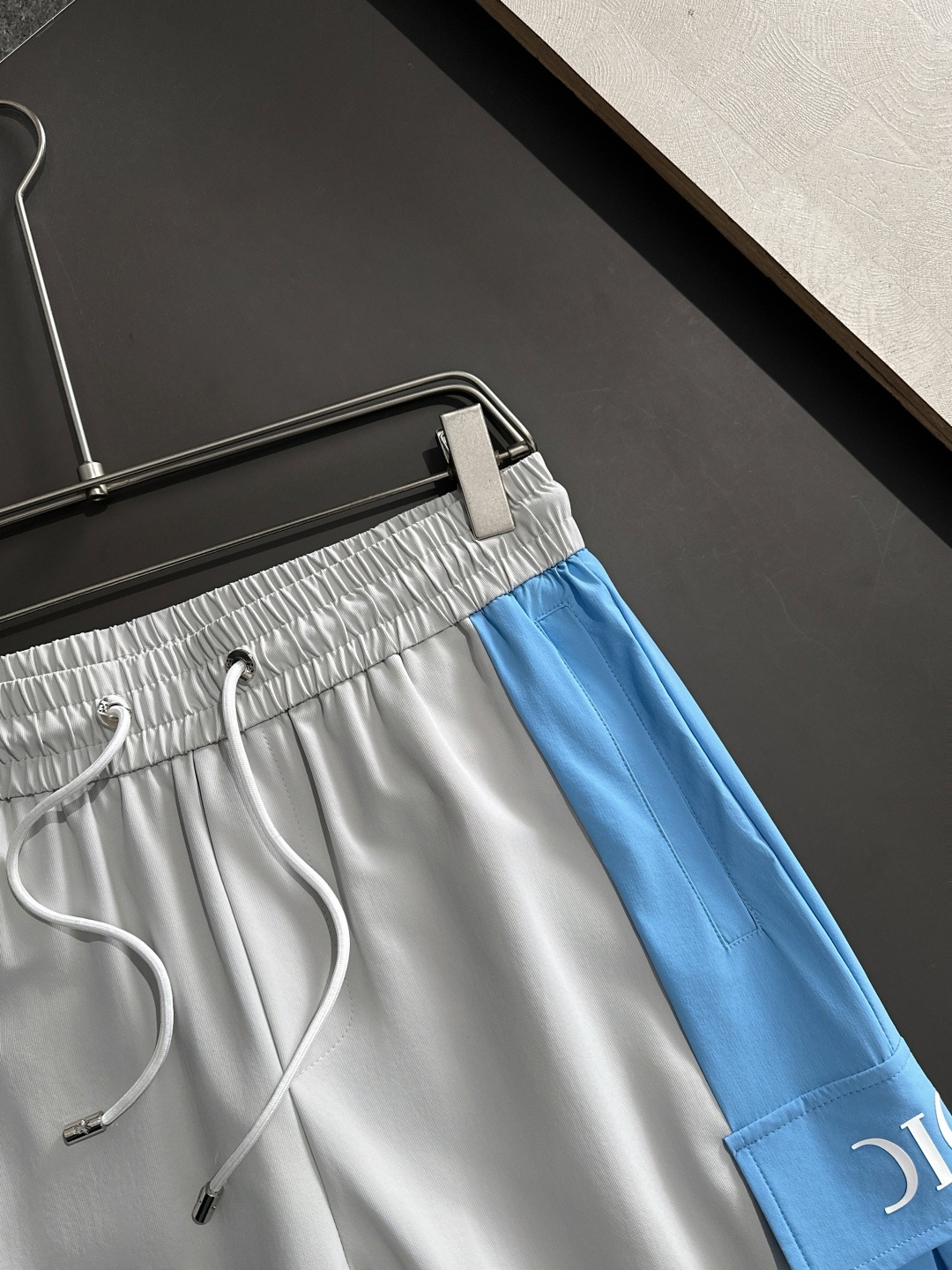 “2025 New Summer Fashion: Pocket-Style Pants with Collapse Design and Original Hardware Accessories” - 图片 4