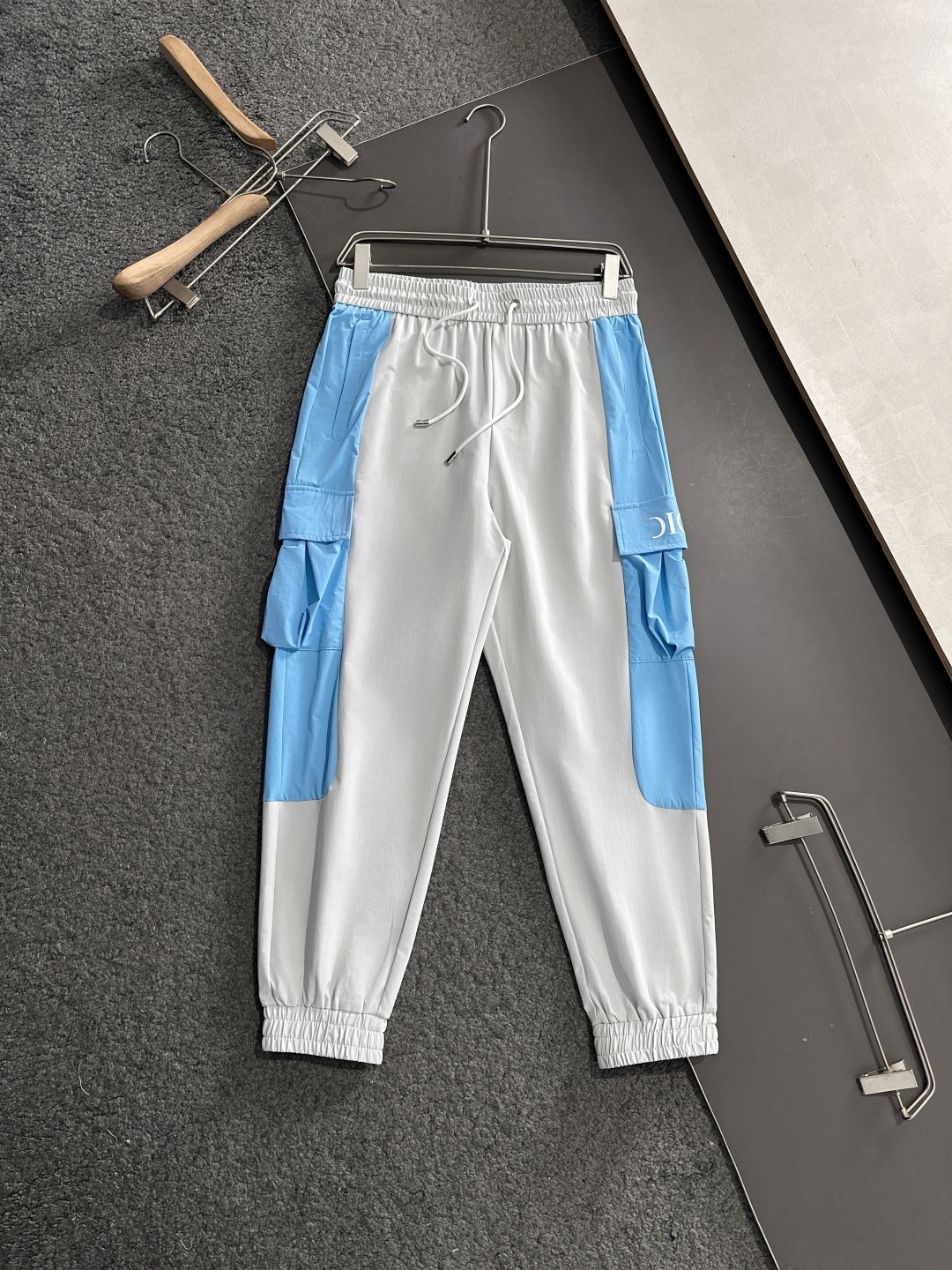 “2025 New Summer Fashion: Pocket-Style Pants with Collapse Design and Original Hardware Accessories” - 图片 1