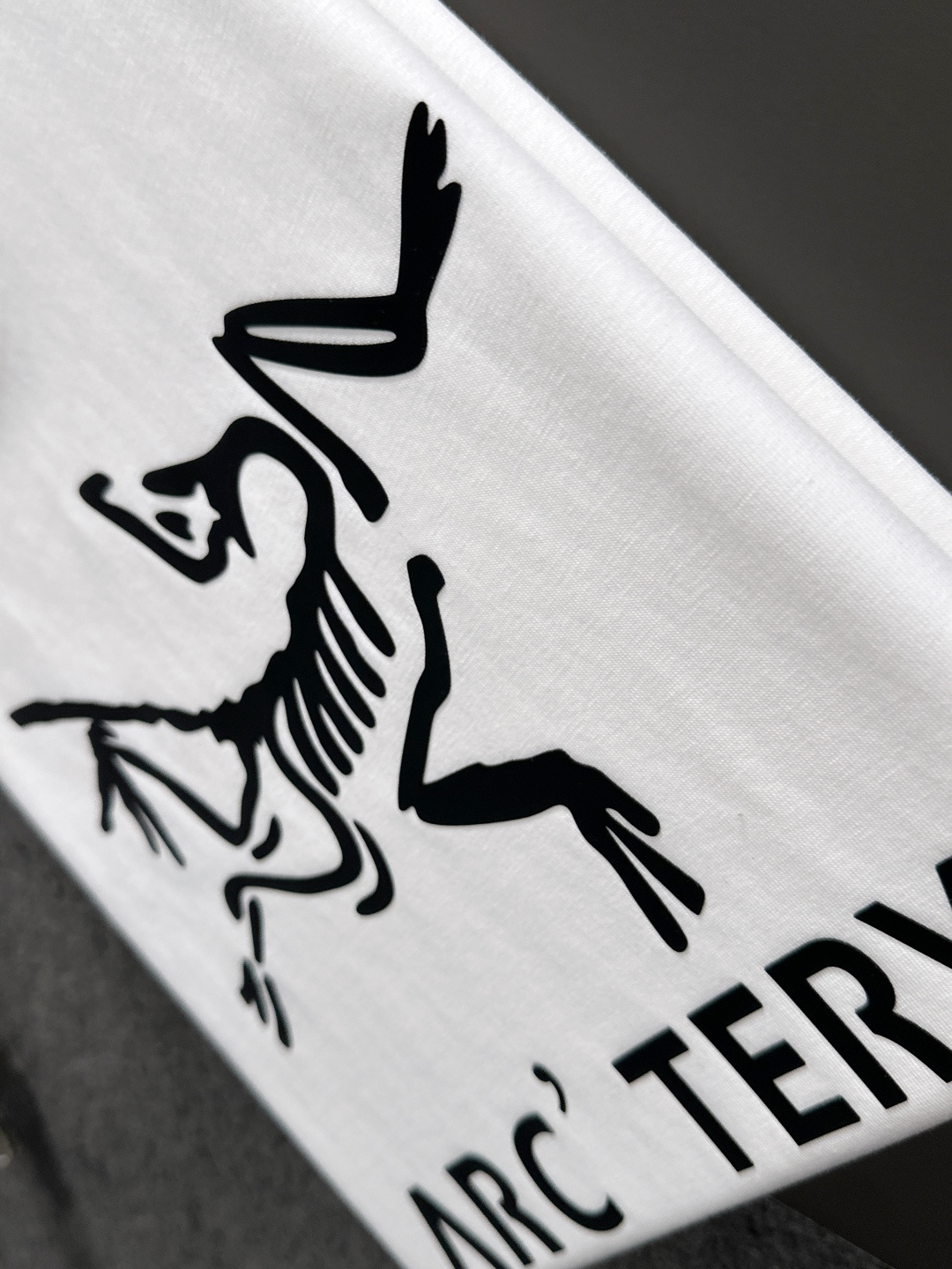 ARC 2025SS春夏最新款圆领时尚短袖T恤，官网同步，专柜纯棉面料！贴肤舒适，耐看又好穿，经典简约l