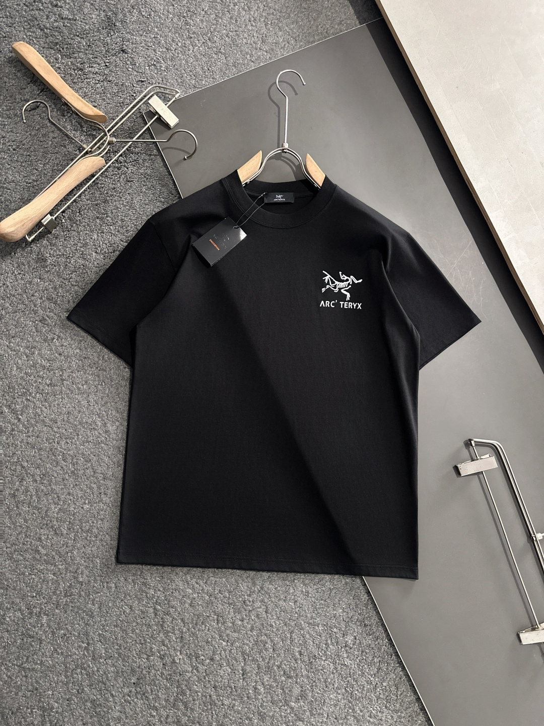 ARC 2025SS春夏最新款圆领时尚短袖T恤，官网同步，专柜纯棉面料！贴肤舒适，耐看又好穿，经典简约l