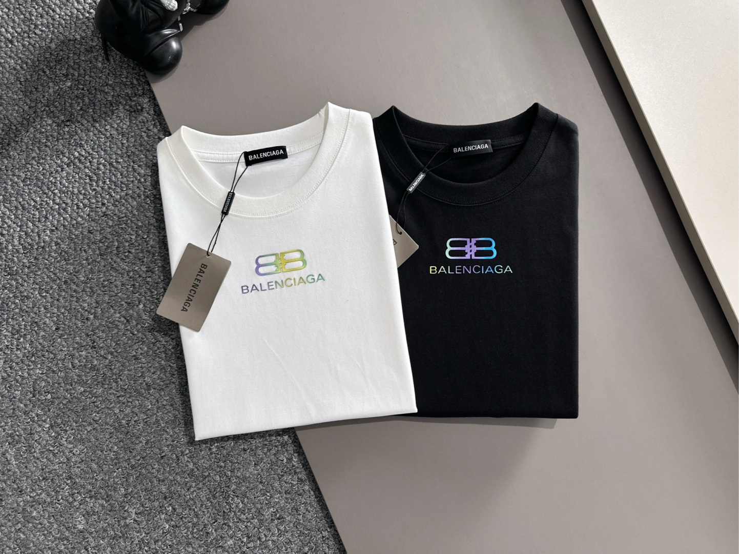 NO:471329,Balenciaga/Balenciaga Spring and Summer 2025 New Products, Three Standards, Round Neck Pure Cotton Short-Sleeve T-Shirts, Don’t need to introduce too much good products, look at the details, Counter Code M-XXXL 175/Suggestions,,balenciaga,balenciaga,T-shirt,tees,t-shirt,alexander wang19860909Balenciaga/巴黎世家 2025春夏新品 三标齐全 圆领纯棉短袖T恤 好货不用过多介绍 看细节 专柜码数M-XXXL 175/建议L,,balenciaga,balenciaga,T-shirt,tees，t-shirt,alexander wang,Men's clothing