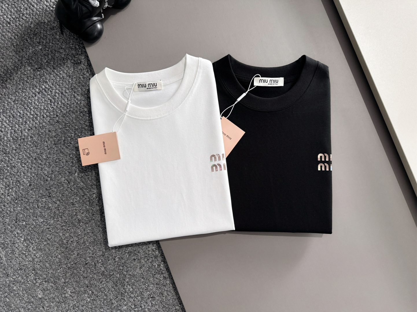 NO:471323,Miumiu 2025 spring and summer new product, complete three standards, round neck pure cotton short-sleeved T-shirt, no need to introduce too much good products, look at the details, counter code M-XXXL 175/suggestion L,,miumiu, T-shirt,tees, t-shirt,alexander wang19860909miumiu 2025春夏新品 三标齐全 圆领纯棉短袖T恤 好货不用过多介绍 看细节 专柜码数M-XXXL 175/建议L,,miumiu,T-shirt,tees，t-shirt,alexander wang,Men's clothing