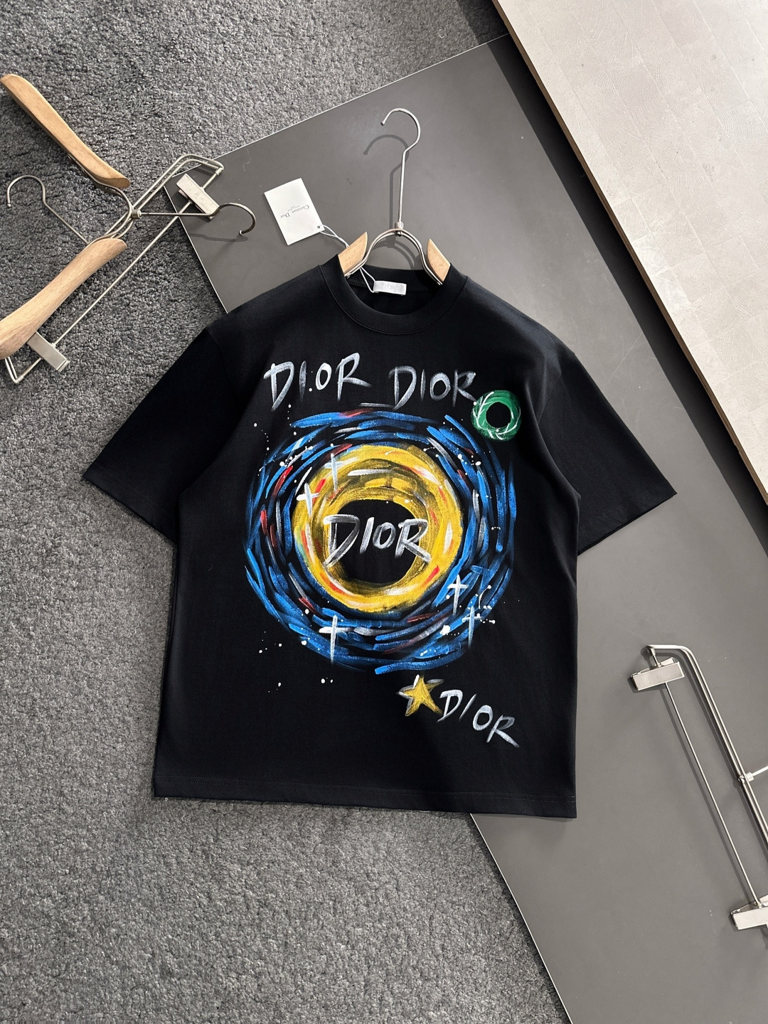 NO:439946,CD SS spring and summer latest round neck fashionable short-sleeved T-shirt, synchronized on the official website, and private cotton fabric for the counter!  Comfortable skin, durable and easy to wear, classic simple logo design, original factory craftsmanship, must-have items for handsome men. Number of codes M-XXL, T-shirt,tees, t-shirt,alexander wang19860909CD SS春夏最新款圆领时尚短袖T恤,官网同步,专柜纯棉面料！贴肤舒适,耐看又好穿,经典简约logo设计,原厂工艺一丝不苟,型男必备单品 码数M-XXL,,T-shirt,tees，t-shirt,alexander wang,Men's clothing