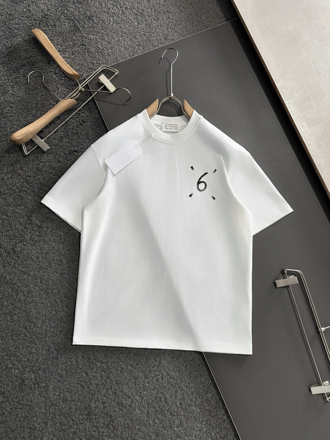 NO:431505,MM6 2025SS spring and summer latest round neck fashionable short-sleeved T-shirt, synchronized on the official website, and private cotton fabric for the counter!  Comfortable skin, durable and easy to wear, classic simple logo design, original factory craftsmanship, must-have items for handsome men. Number of codes M-XXL,,masion margiela,T-shirt,tees,t-shirt,alexander wang19860909MM6 2025SS春夏最新款圆领时尚短袖T恤,官网同步,专柜纯棉面料！贴肤舒适,耐看又好穿,经典简约logo设计,原厂工艺一丝不苟,型男必备单品 码数M-XXL,,masion margiela,T-shirt,tees，t-shirt,alexander wang,Men's clothing