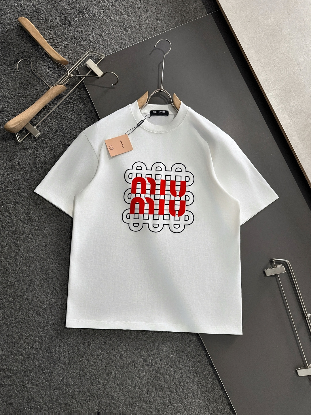 NO:136766,MIU SS spring and summer latest round neck fashionable short-sleeved T-shirt, synchronized on the official website, and private cotton fabric for the counter!  Comfortable skin, durable and easy to wear, classic simple logo design, original factory craftsmanship, must-have items for handsome men. Number of numbers M-XXL,,miumiu, T-shirt,tees, t-shirt,alexander wang19860909MIU SS春夏最新款圆领时尚短袖T恤,官网同步,专柜纯棉面料！贴肤舒适,耐看又好穿,经典简约logo设计,原厂工艺一丝不苟,型男必备单品 码数M-XXL,,miumiu,T-shirt,tees，t-shirt,alexander wang,Men's clothing