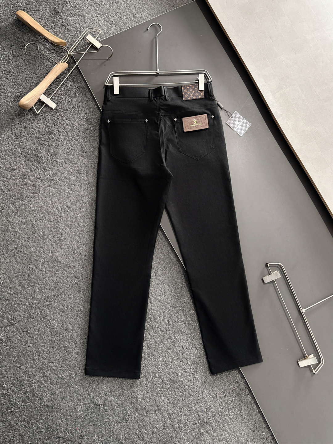 Luxurious Men’s Leisure Pants: High-End Quality for Work and Leisure