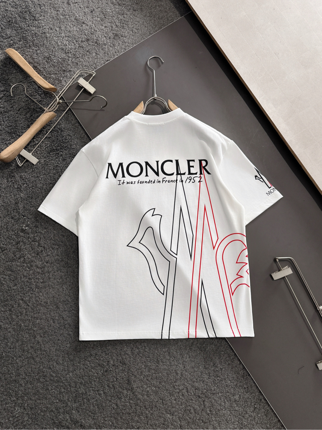 NO:136762,MON SS spring and summer latest round neck fashionable short-sleeved T-shirt, synchronized on the official website, and private cotton fabric for the counter!  Comfortable skin, durable and easy to wear, classic simple logo design, original factory craftsmanship, must-have items for handsome men. Number of codes M-XXL is large, T-shirt,tees, t-shirt,alexander wang19860909MON SS春夏最新款圆领时尚短袖T恤,官网同步,专柜纯棉面料！贴肤舒适,耐看又好穿,经典简约logo设计,原厂工艺一丝不苟,型男必备单品 码数M-XXL 偏大,,T-shirt,tees，t-shirt,alexander wang,Men's clothing