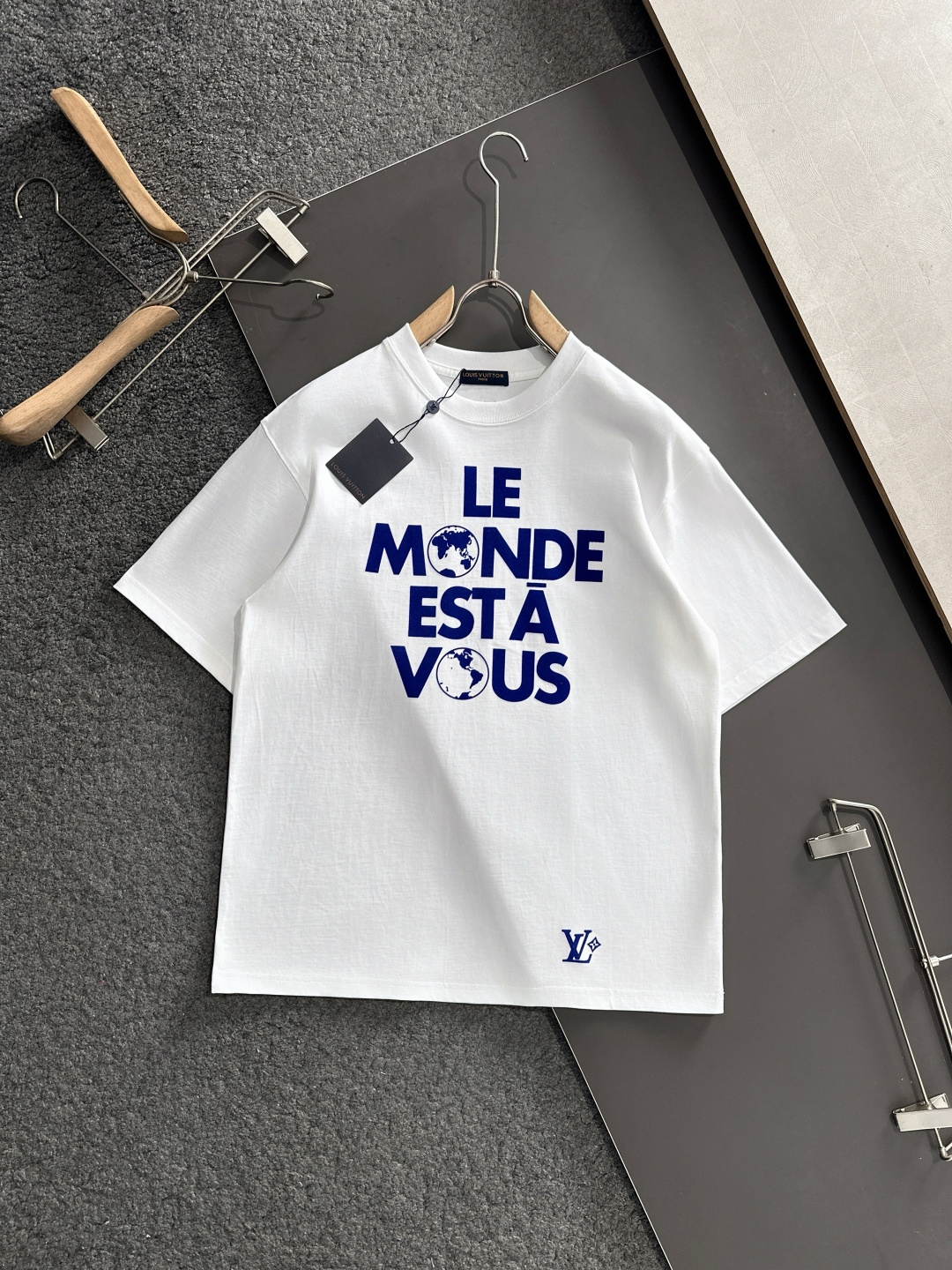 NO:136768,1V SS spring and summer latest round neck fashionable short-sleeved T-shirt, synchronized on the official website, and private cotton fabric for the counter!  Comfortable skin, durable and easy to wear, classic simple logo design, original factory craftsmanship, must-have items for handsome men. Number of codes M-XXL is large. Height and weight, T-shirt,tees, t-shirt,alexander wang198609091V SS春夏最新款圆领时尚短袖T恤,官网同步,专柜纯棉面料！贴肤舒适,耐看又好穿,经典简约logo设计,原厂工艺一丝不苟,型男必备单品 码数M-XXL 偏大 报身高体重,,T-shirt,tees，t-shirt,alexander wang,Men's clothing