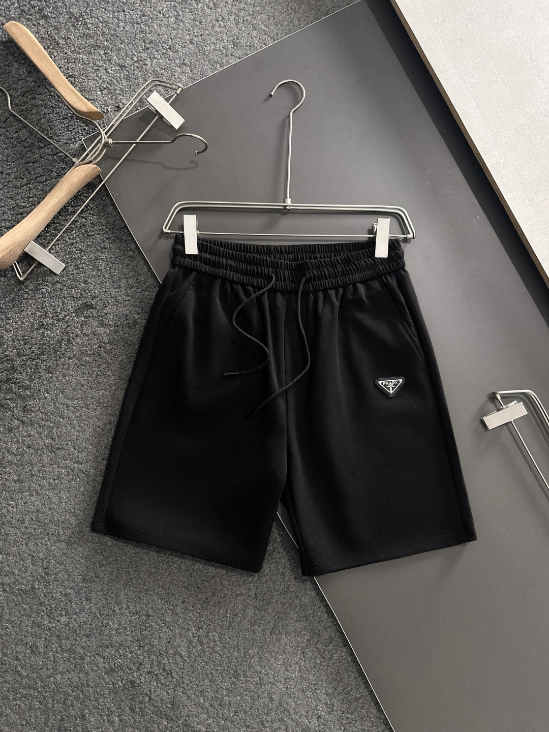 “PRAD 25SS New Summer Shorts: High-Bulleted Tampons, Classic Logo, Hardware Detail, Code M-XXXL” - 图片 1