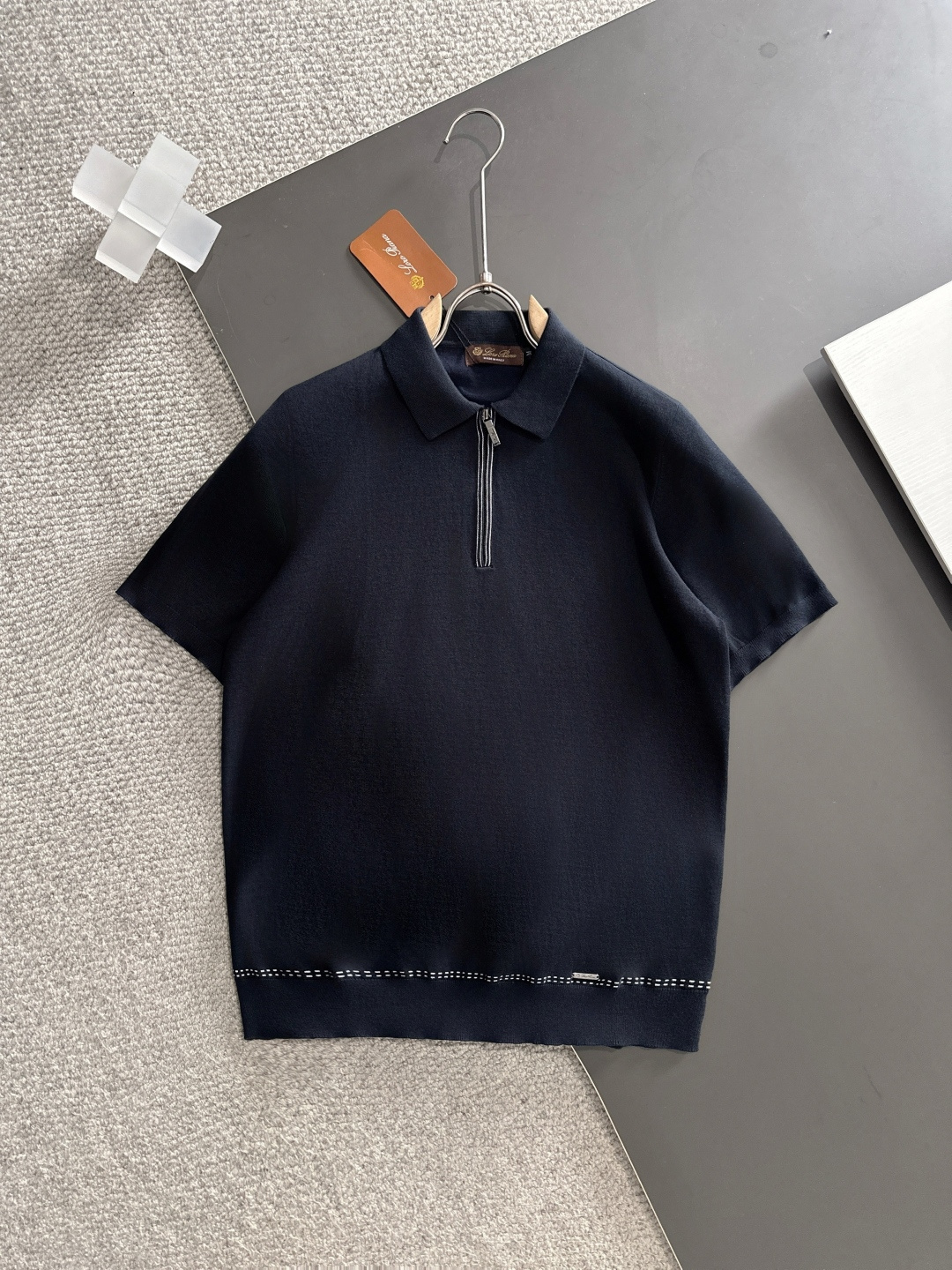 NO:140185,LP top POLO imported private goods, high-end POLO short-sleeved sweater solid color simple counter style, fashionable and luxurious, unquestionable quality, excellent upper body effect, same style on the luxury official website, style counter size M-3XL maximum wear 200 catties black, navy blue,,loro piana,T-shirt,alexander wang19860909LP 顶级POLO 进口私货,高端天丝POLO短袖毛衫 纯色简约专柜款 时尚不失奢华 品质毋庸置疑 上身效果超赞,奢华官网同款 款式专柜尺码M-3XL 最大穿200斤 黑色 藏蓝色,,loro piana,T-shirt,alexander wang,Men's clothing