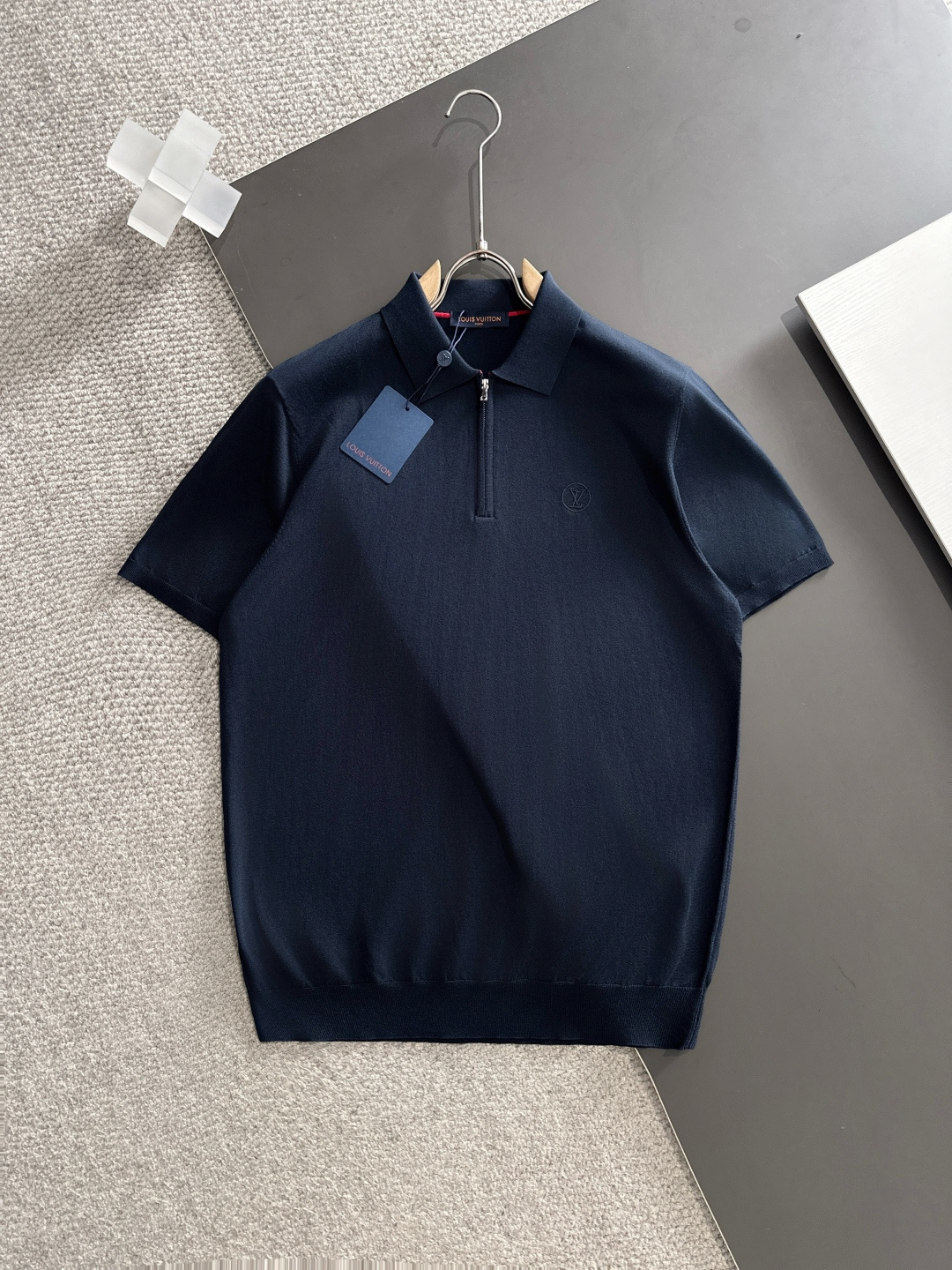 NO:140189,LV Top POLO Imported private goods, high-end Tennis POLO short-sleeved sweater Solid color simple counter style Fashionable and luxurious, unquestionable quality, excellent upper body effect, same style on luxury official website Style counter size M-3XL Maximum wear 200 catties Black Navy blue,,louis vuitton,T-shirt,alexander wang19860909LV 顶级POLO 进口私货,高端天丝POLO短袖毛衫 纯色简约专柜款 时尚不失奢华 品质毋庸置疑 上身效果超赞,奢华官网同款 款式专柜尺码M-3XL 最大穿200斤 黑色 藏蓝色,,louis vuitton,T-shirt,alexander wang,Men's clothing