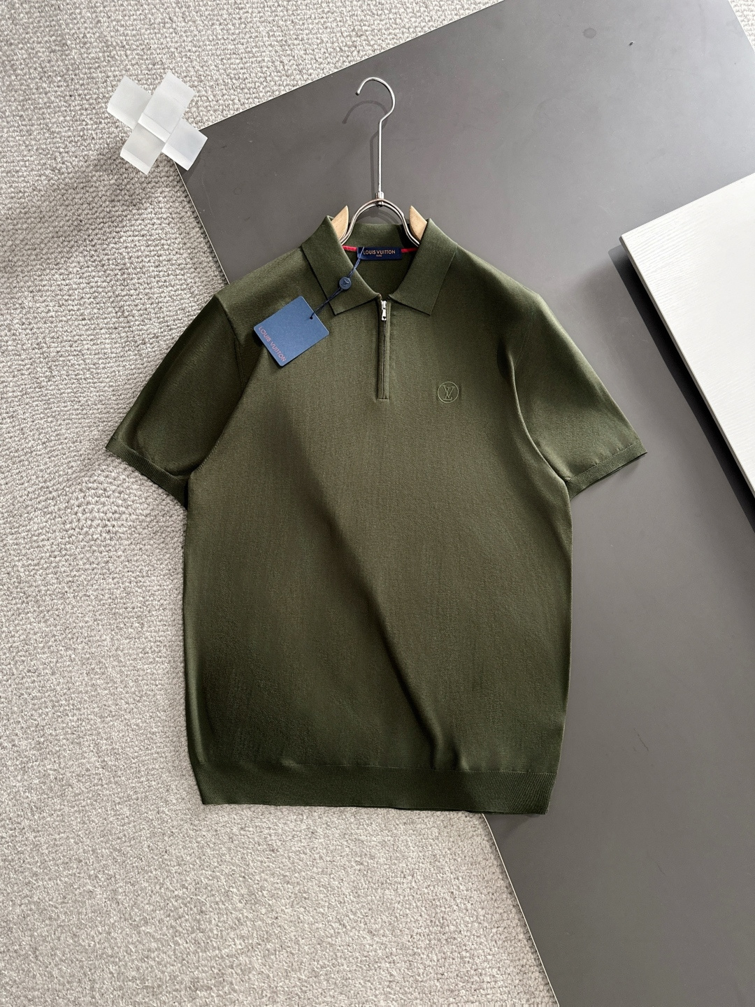 NO:137719,LV Top POLO Imported private goods, high-end Tennis POLO short-sleeved sweater Solid color simple counter style Fashionable and luxurious, unquestionable quality, excellent upper body effect, same style on the luxury official website Style counter size M-3XL Maximum wear 200 catties Black Navy blue,,louis vuitton,T-shirt,alexander wang19860909LV 顶级POLO 进口私货,高端天丝POLO短袖毛衫 纯色简约专柜款 时尚不失奢华 品质毋庸置疑 上身效果超赞,奢华官网同款 款式专柜尺码M-3XL 最大穿200斤 黑色 藏蓝色,,louis vuitton,T-shirt,alexander wang,Men's clothing