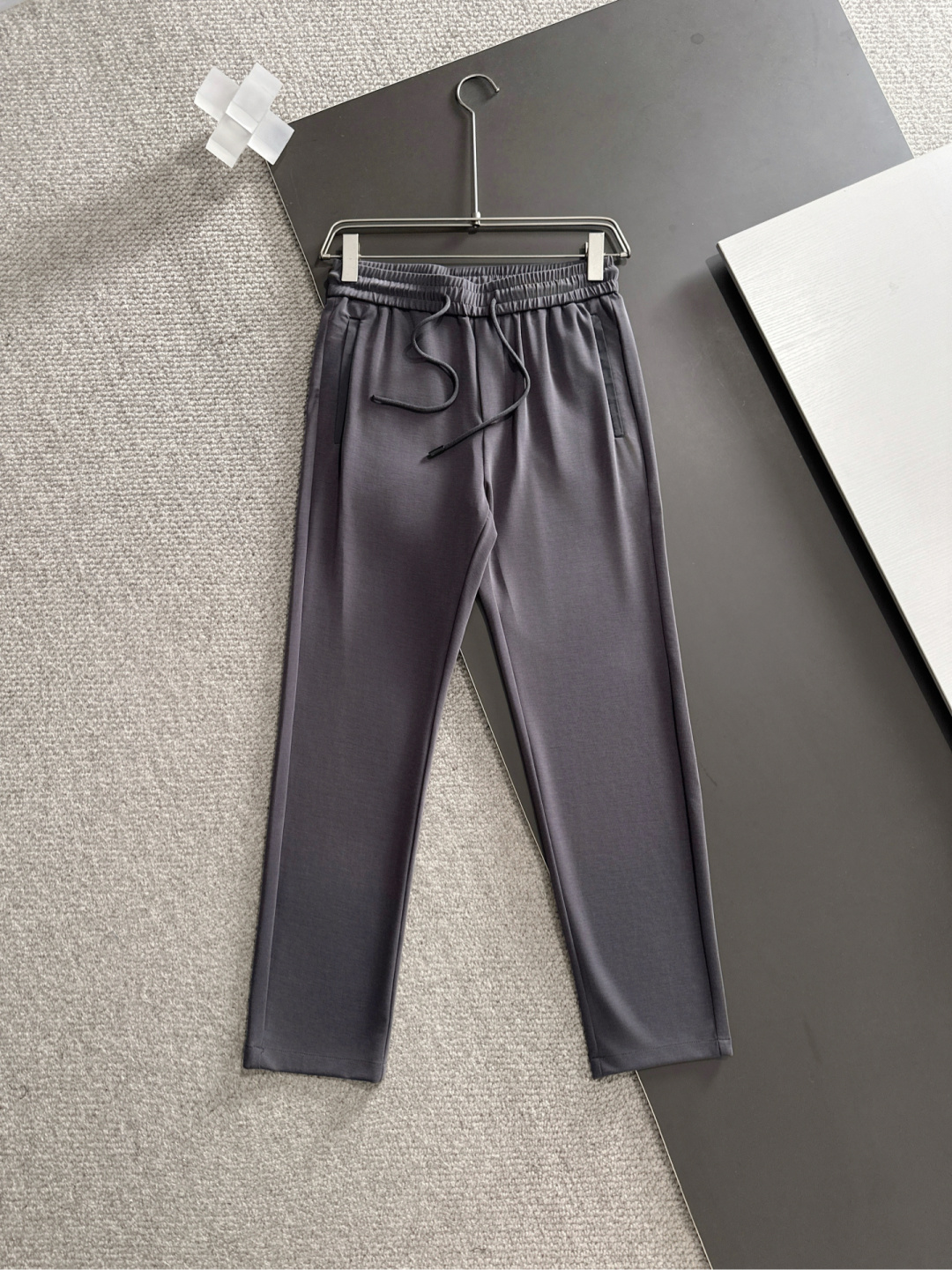 NO:159078,PRADA new casual pants! The official website is released simultaneously. The brand's classic LOGO casual pants, customized fabric, excellent comfort and strong hand touch. The work is extremely sensitive and the perfect quality craftsmanship. Size M-4XL, prada, alexander wang19860909PRADA 新款休闲裤！官网同步发售.品牌经典LOGO休闲裤,定制面料,舒适度极好,手触感 烈.辦识度极高,完美品相工艺.尺码M-4XL,,prada,alexander wang,Men's clothing