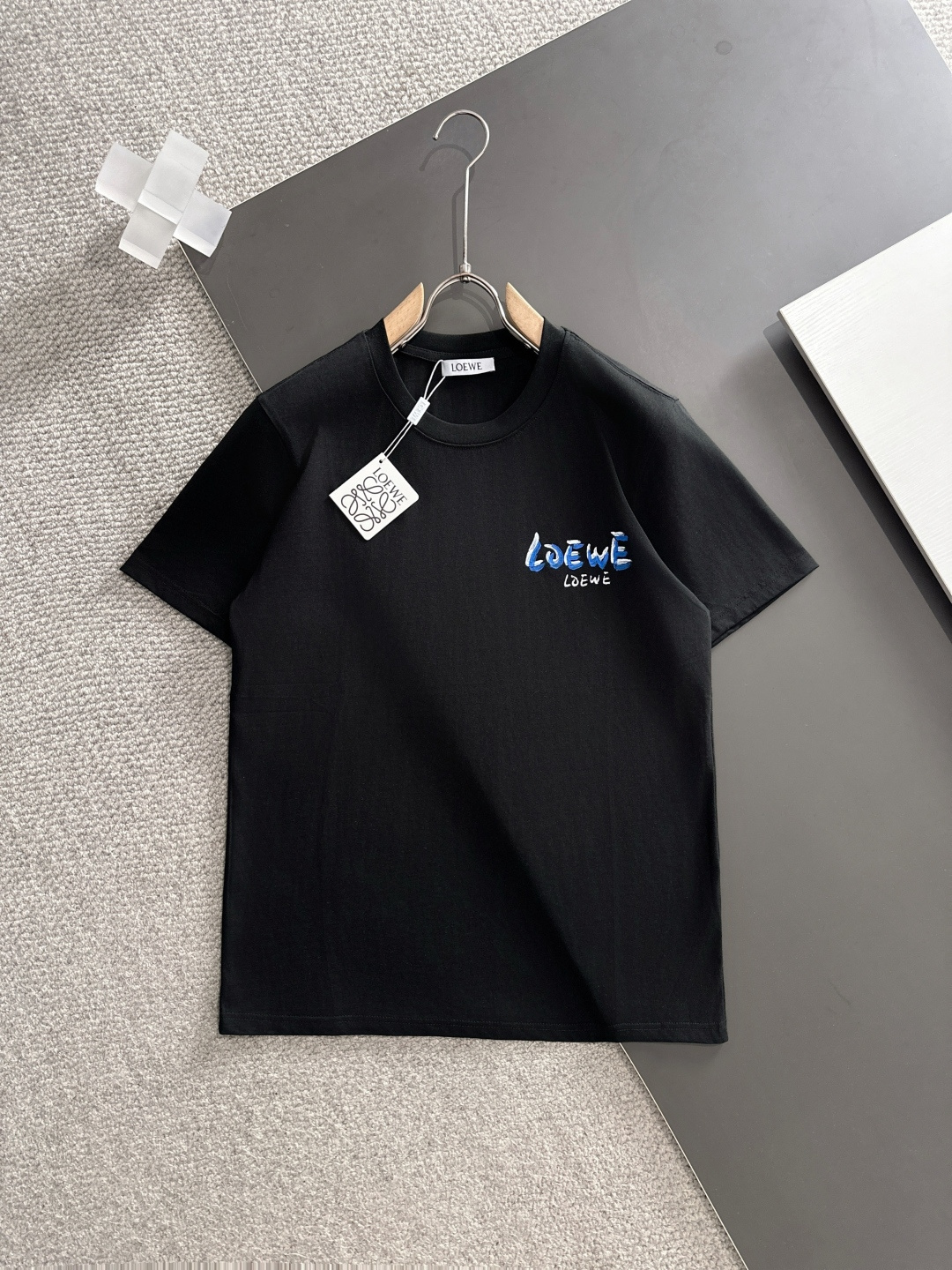 NO:466385,Luo Yiwei's new hand-painted 25ss spring and summer new style first-time counter latest short-sleeved round-neck T-shirt, high-end customization, avant-garde and fashionable design!  Brand logo heavy craft design, high-end customized 230g fabric, soft feel, comfortable to wear, exquisite counter-level car line. Color black and white. S-2XL, loewe, T-shirt, tees, t-shirt, alexander wang19860909罗意威 手绘25ss春夏新款首发专柜最新款短袖圆领T恤 高端订制 设计前卫时尚！品牌logo重工艺设计 高端定制230克面料.手感柔软.穿着舒适.专柜级别精致车线.颜色黑色.白色.码数S-2XL,,loewe,T-shirt,tees，t-shirt,alexander wang,Men's clothing