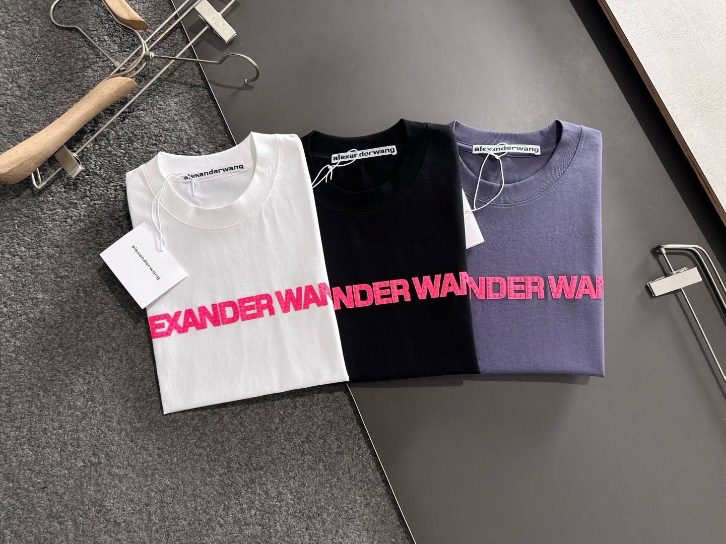 2025 Wang Spring/Summer Round T-Shirt: Comfortable, Durable, Classic Logo Design - 图片 2