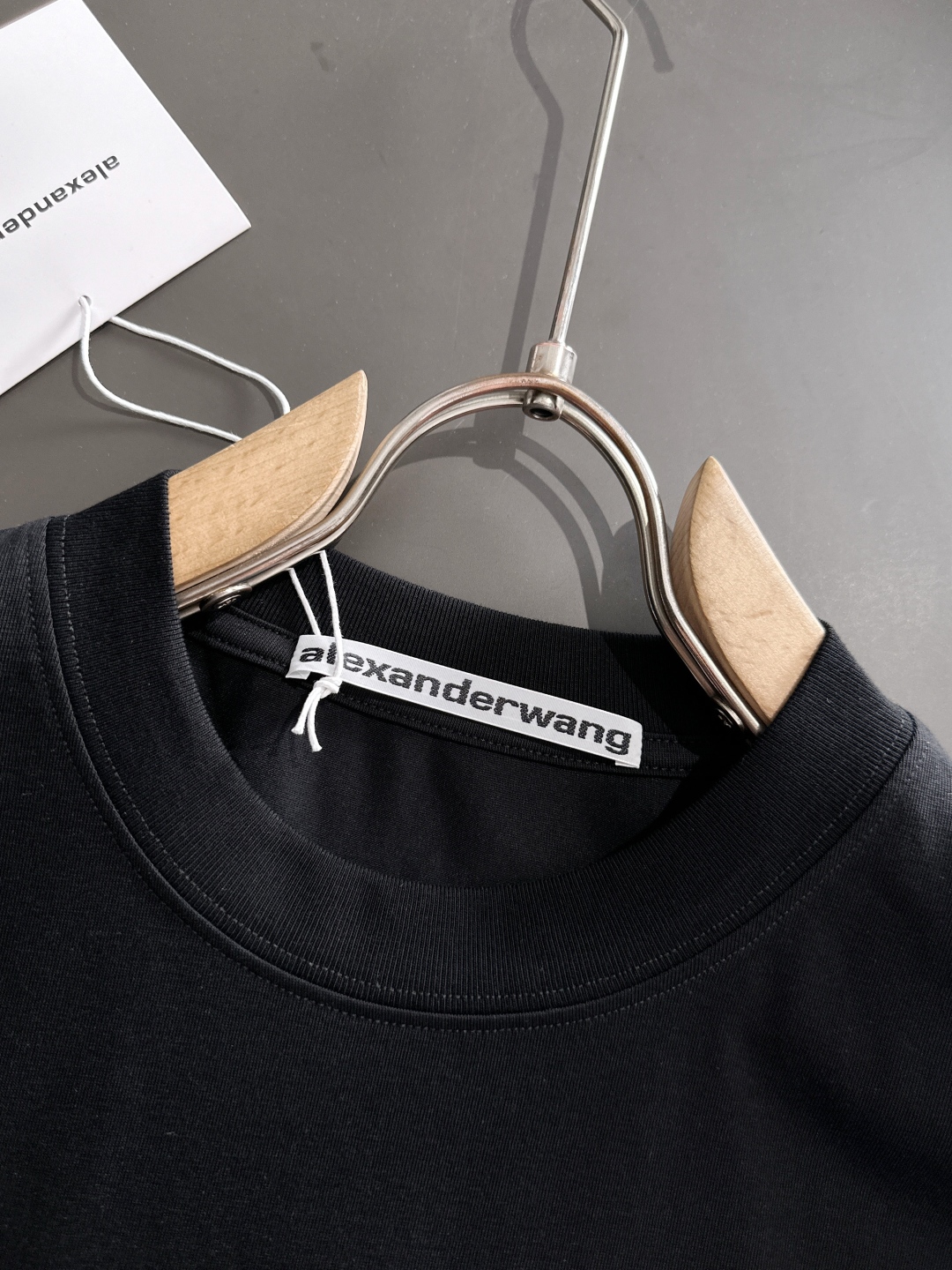 “2025 Wang SS Spring/Summer Round T-Shirt: Comfortable, Durable, Classic Design, Various Sizes” - 图片 3