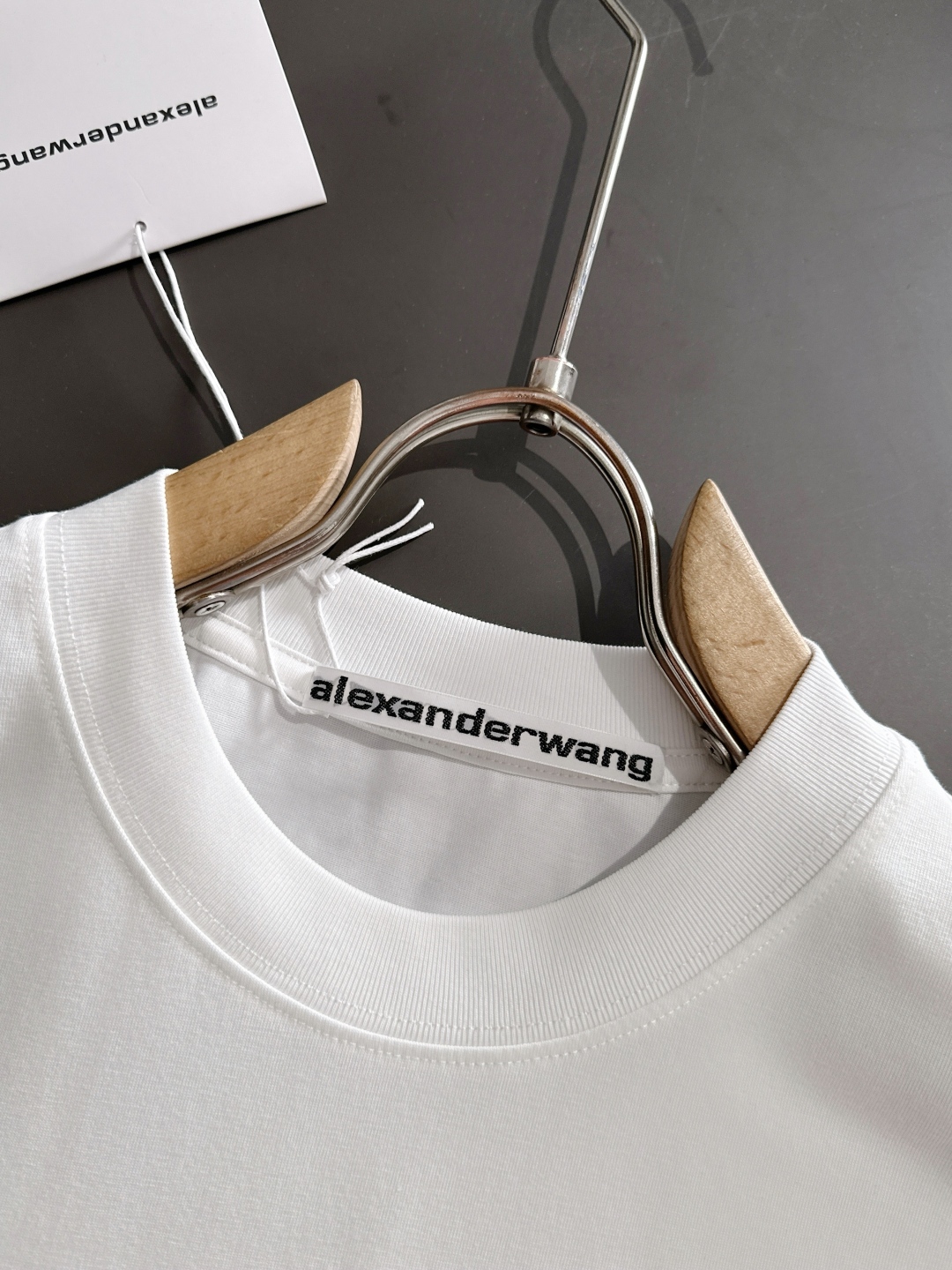 2025 Wang Spring/Summer Round T-Shirt: Comfortable, Durable, Classic Logo Design - 图片 3