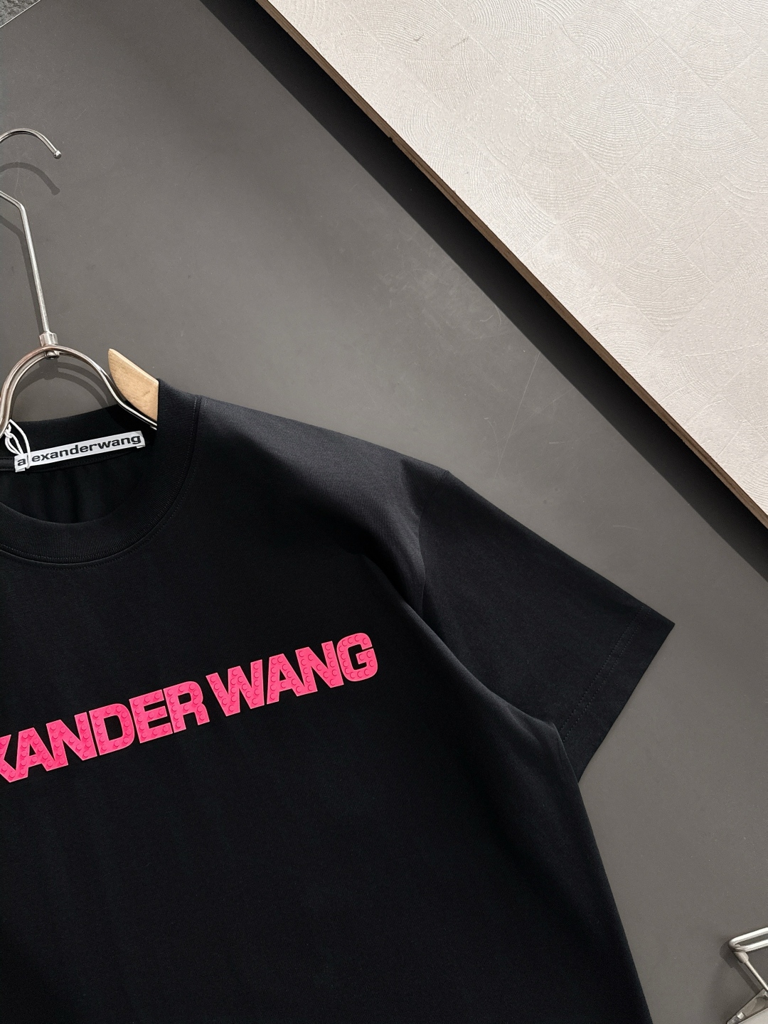 “2025 Wang SS Spring/Summer Round T-Shirt: Comfortable, Durable, Classic Design, Various Sizes” - 图片 4