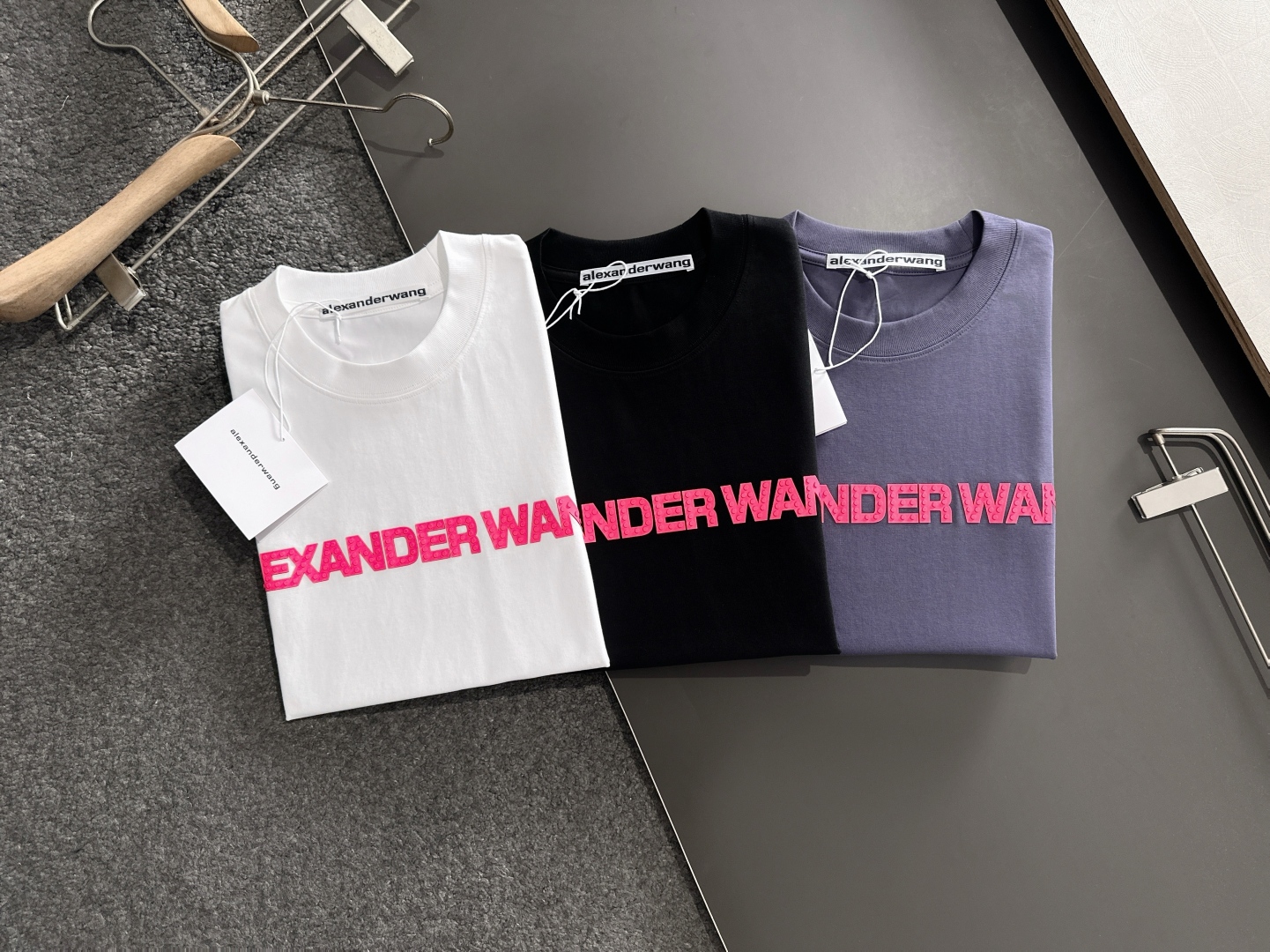 “2025 Wang SS Spring/Summer Round T-Shirt: Comfortable, Durable, Classic Design, Various Sizes” - 图片 2