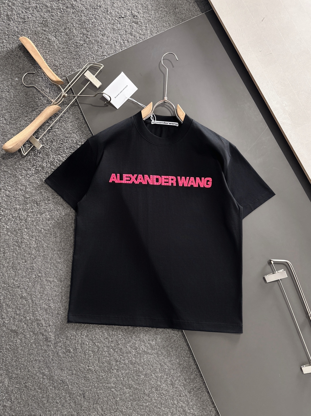 “2025 Wang SS Spring/Summer Round T-Shirt: Comfortable, Durable, Classic Design, Various Sizes” - 图片 1