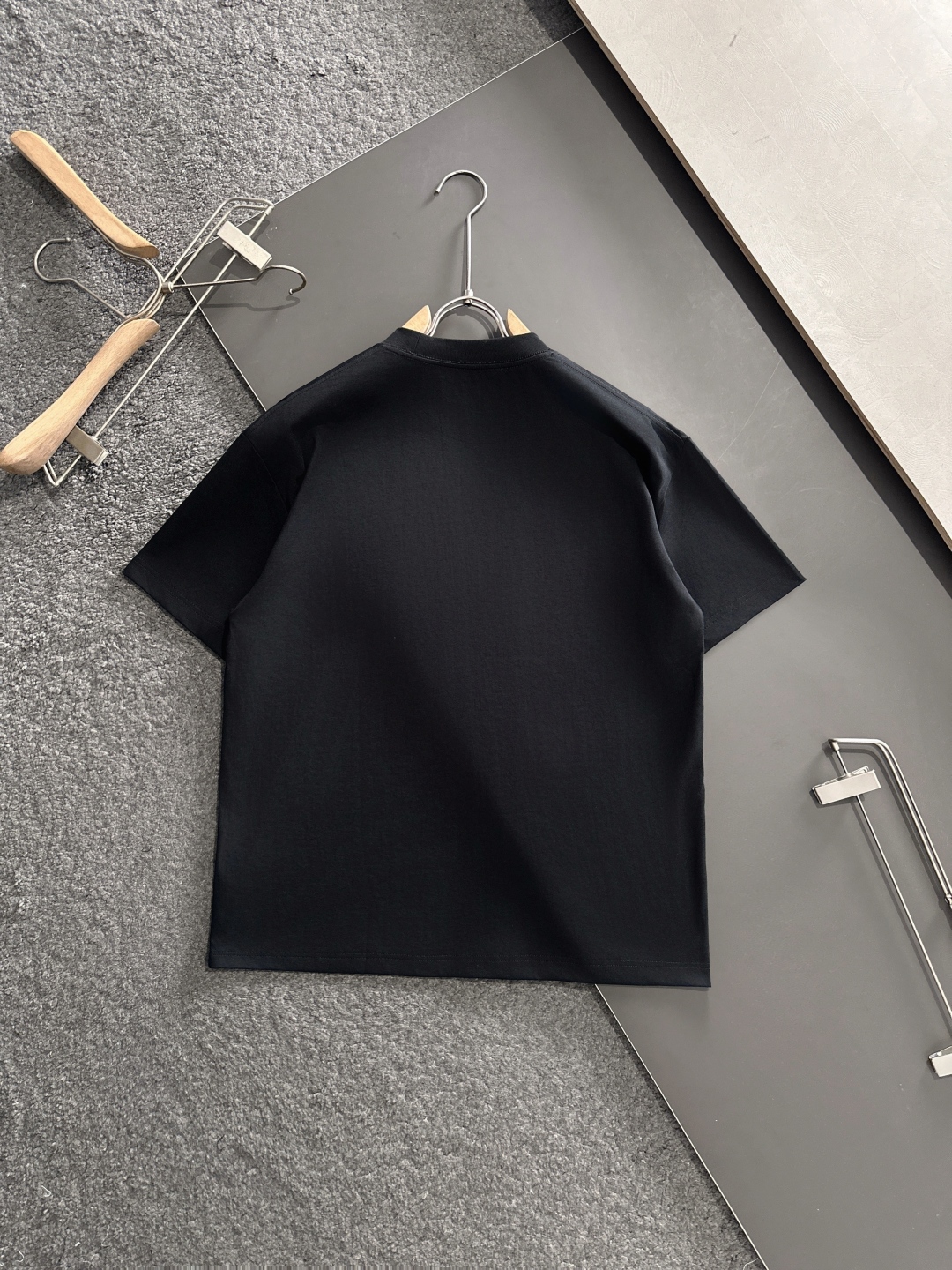 “2025 Wang SS Spring/Summer Round T-Shirt: Comfortable, Durable, Classic Design, Various Sizes” - 图片 9