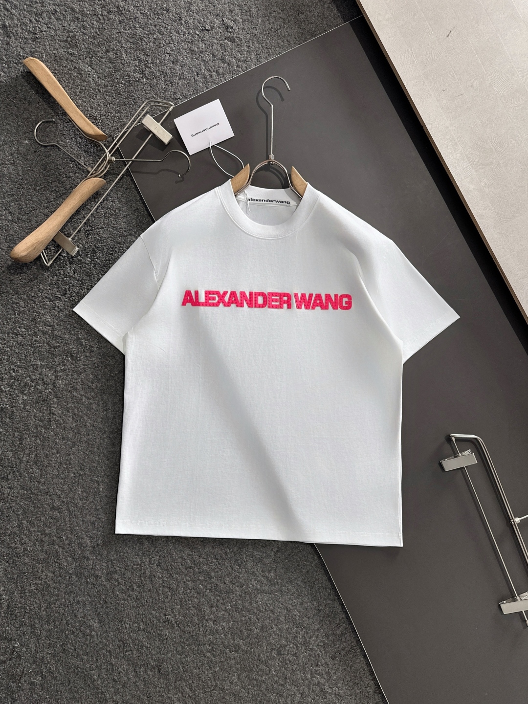 2025 Wang Spring/Summer Round T-Shirt: Comfortable, Durable, Classic Logo Design - 图片 1