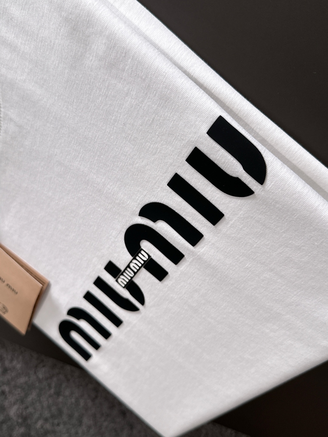 Miu 2025SS Spring/Summer T-shirt: Comfortable, Durable, Classic Logo Design, Original Craft. - 图片 3