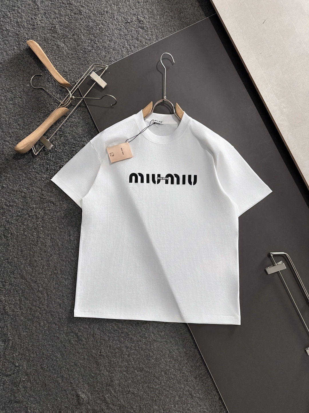 Miu 2025SS Spring/Summer T-shirt: Comfortable, Durable, Classic Logo Design, Original Craft. - 图片 1