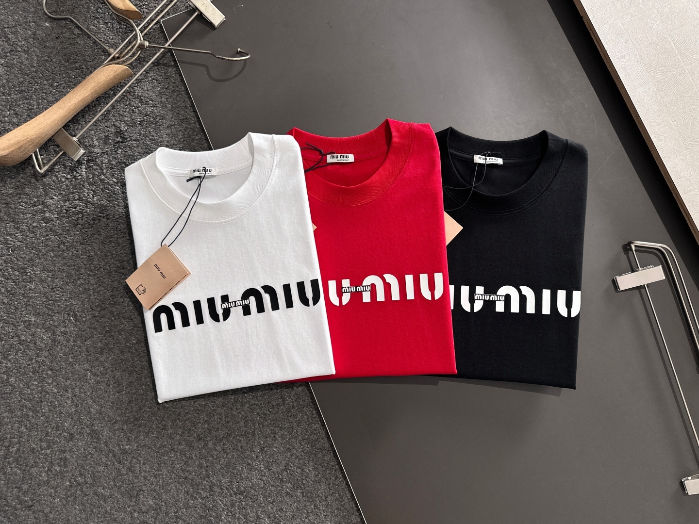 Miu 2025SS Spring/Summer T-shirt: Comfortable, Durable, Classic Logo Design, Original Craft. - 图片 2