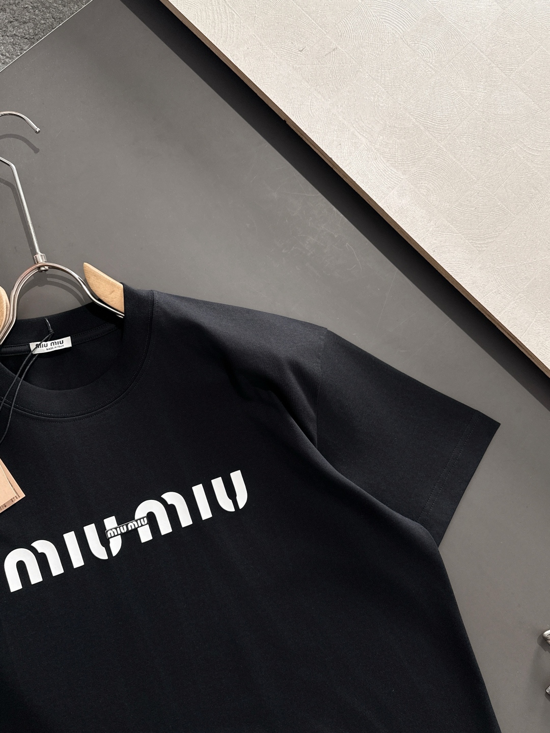 Miu 2025SS Spring/Summer T-Shirt: Comfortable, Durable, Classic Logo Design, Original Craft - 图片 4