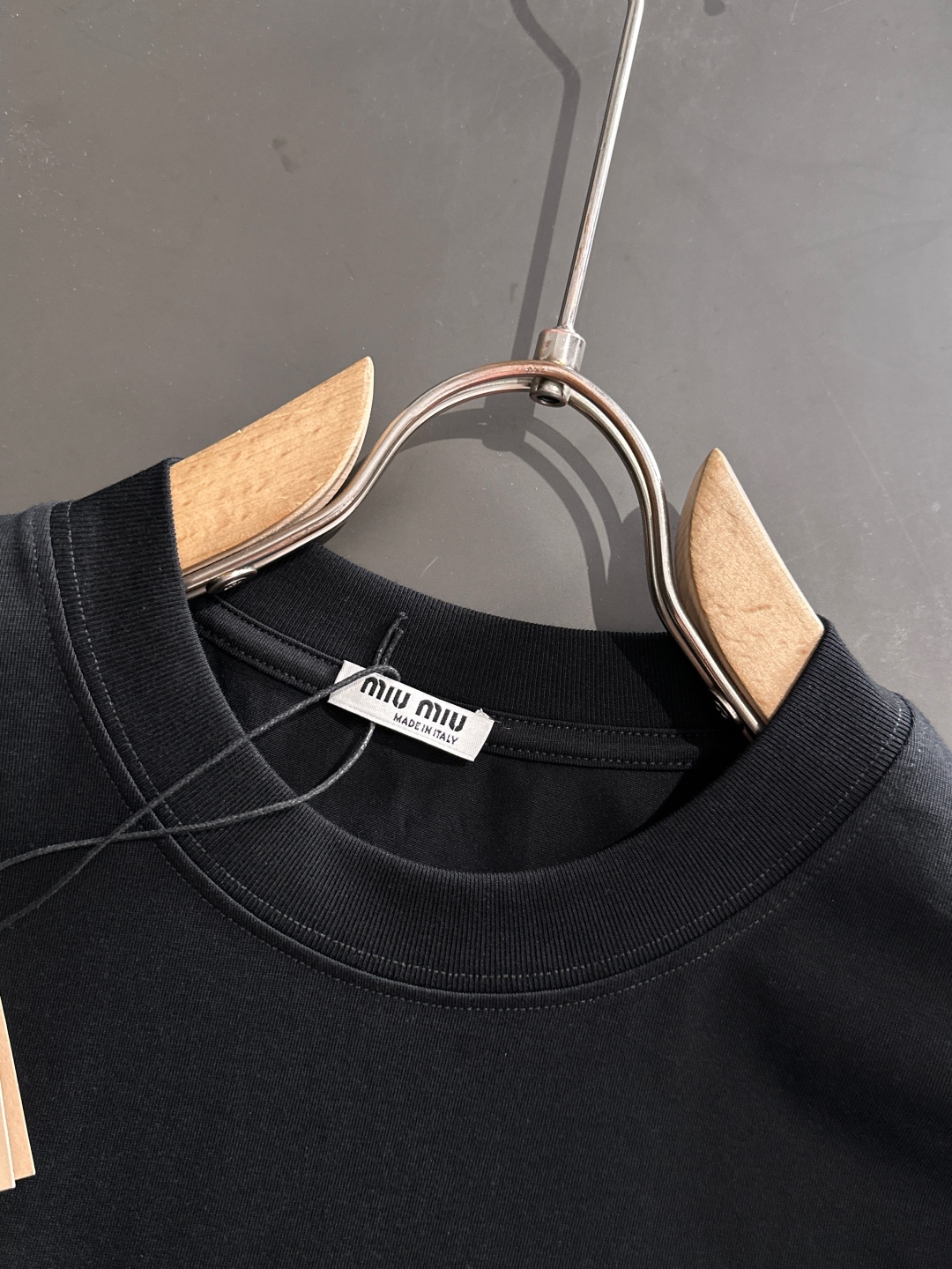 Miu 2025SS Spring/Summer T-Shirt: Comfortable, Durable, Classic Logo Design, Original Craft - 图片 3