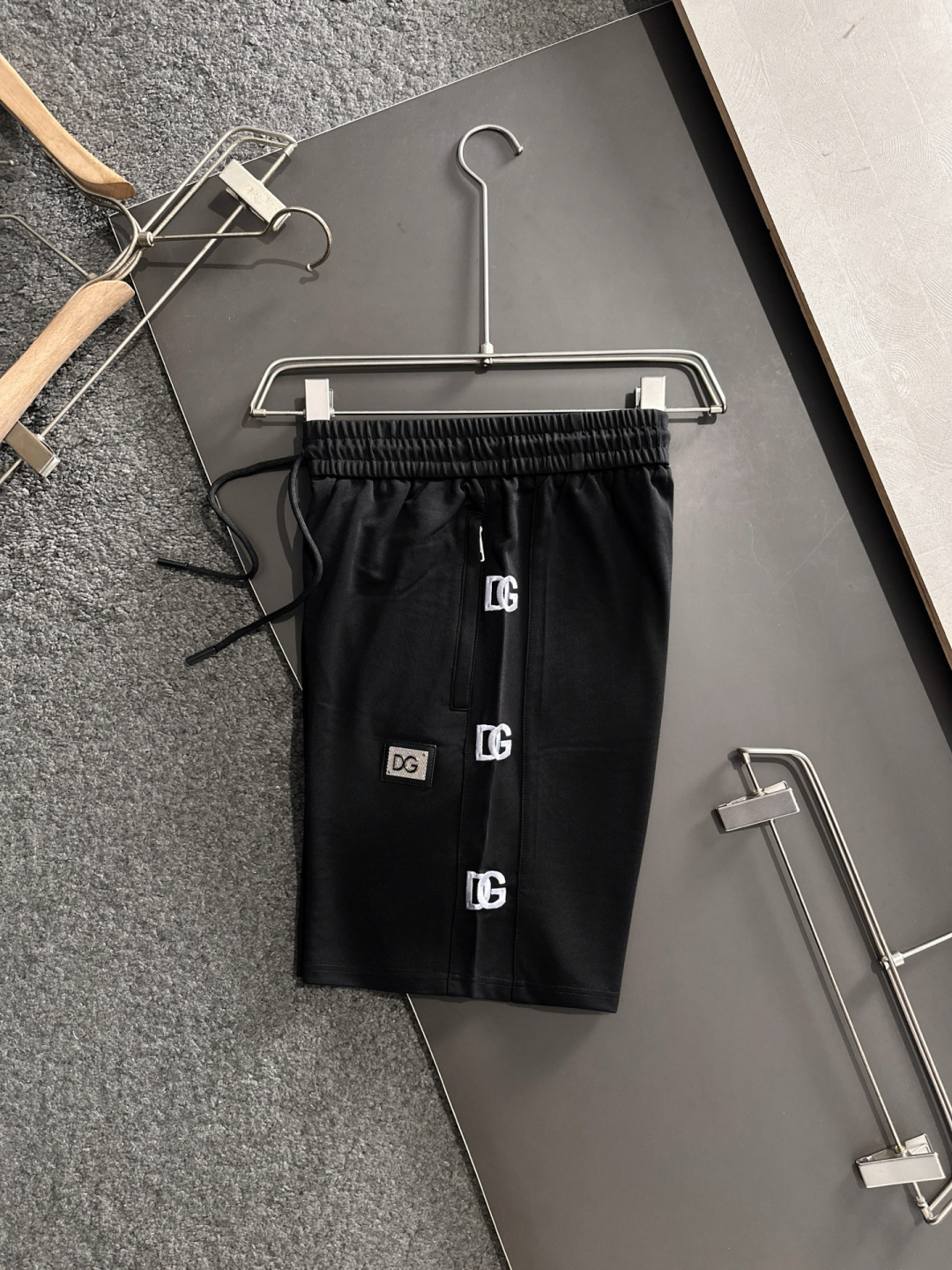 New Summer Shorts with High-Bullet Tampons and Classic Logo Mark-Up - 图片 3