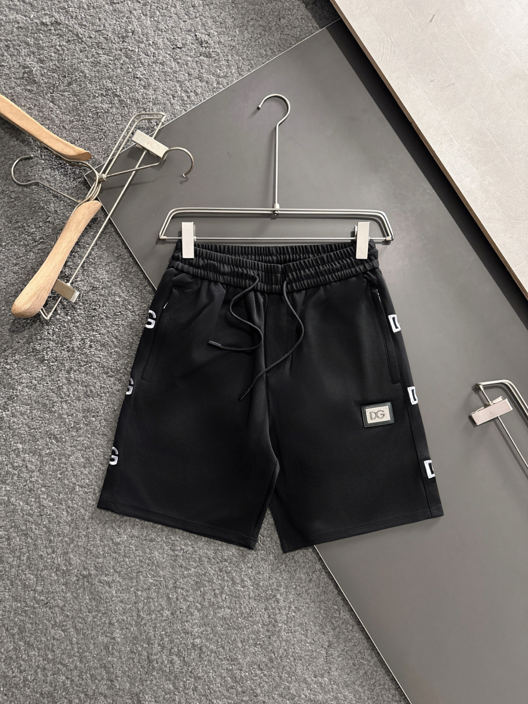 New Summer Shorts with High-Bullet Tampons and Classic Logo Mark-Up - 图片 1